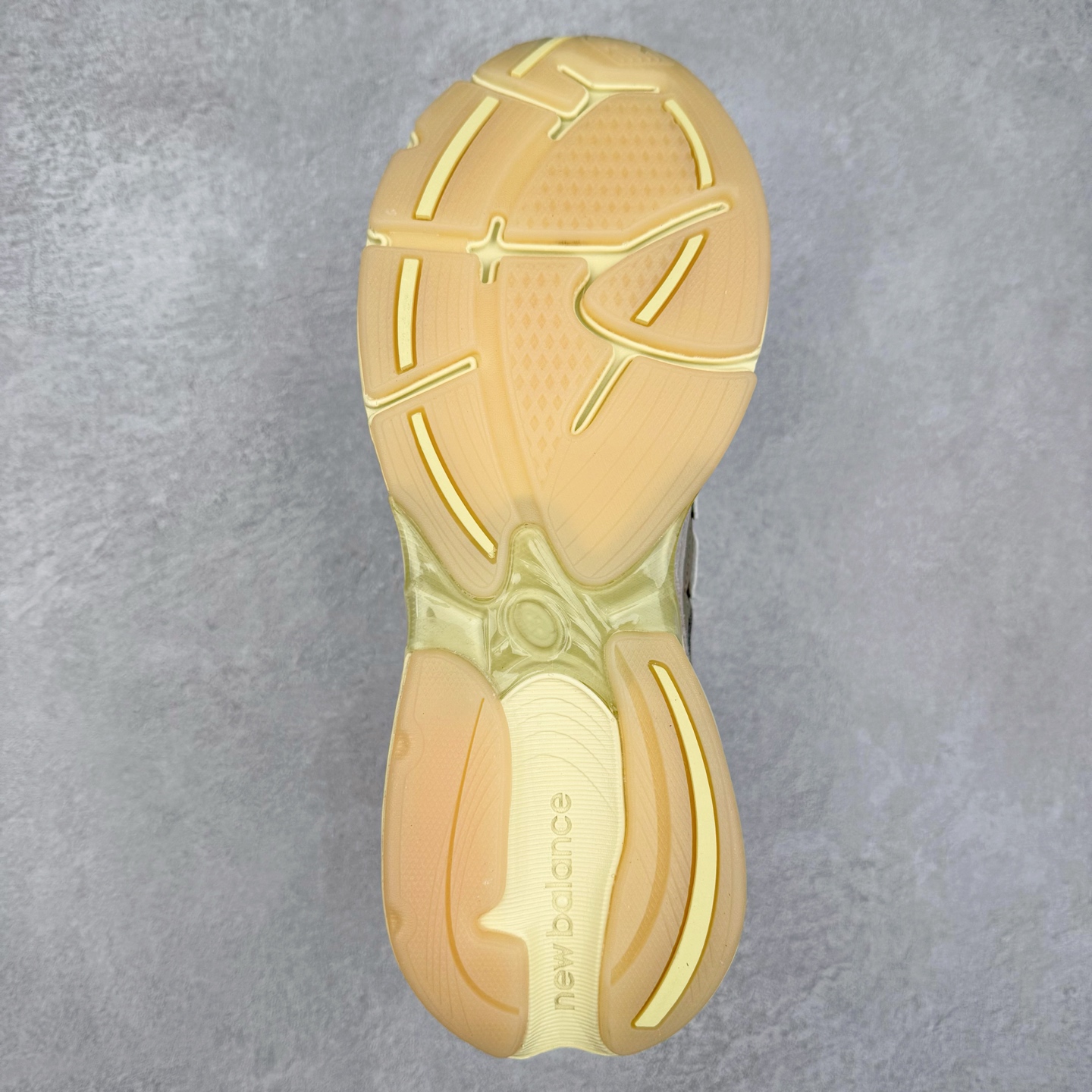 图片[9]-New Balance NB2010系列新百伦经典复古休闲运动板鞋 以ENCAP中底配以升级版 N-ERGY缓震物料 鞋面则采用特色的柔软麂皮搭以NewBalance经典的尼龙网布 低调中还原跑鞋本真 更年轻化的设计理念与材质 让新世代青年得以用全新视角体验经典鞋款的传奇魅力尺码：36 37 37.5 38 38.5 39.5 40 40.5 41.5 42 42.5 43 44 45-选品中心