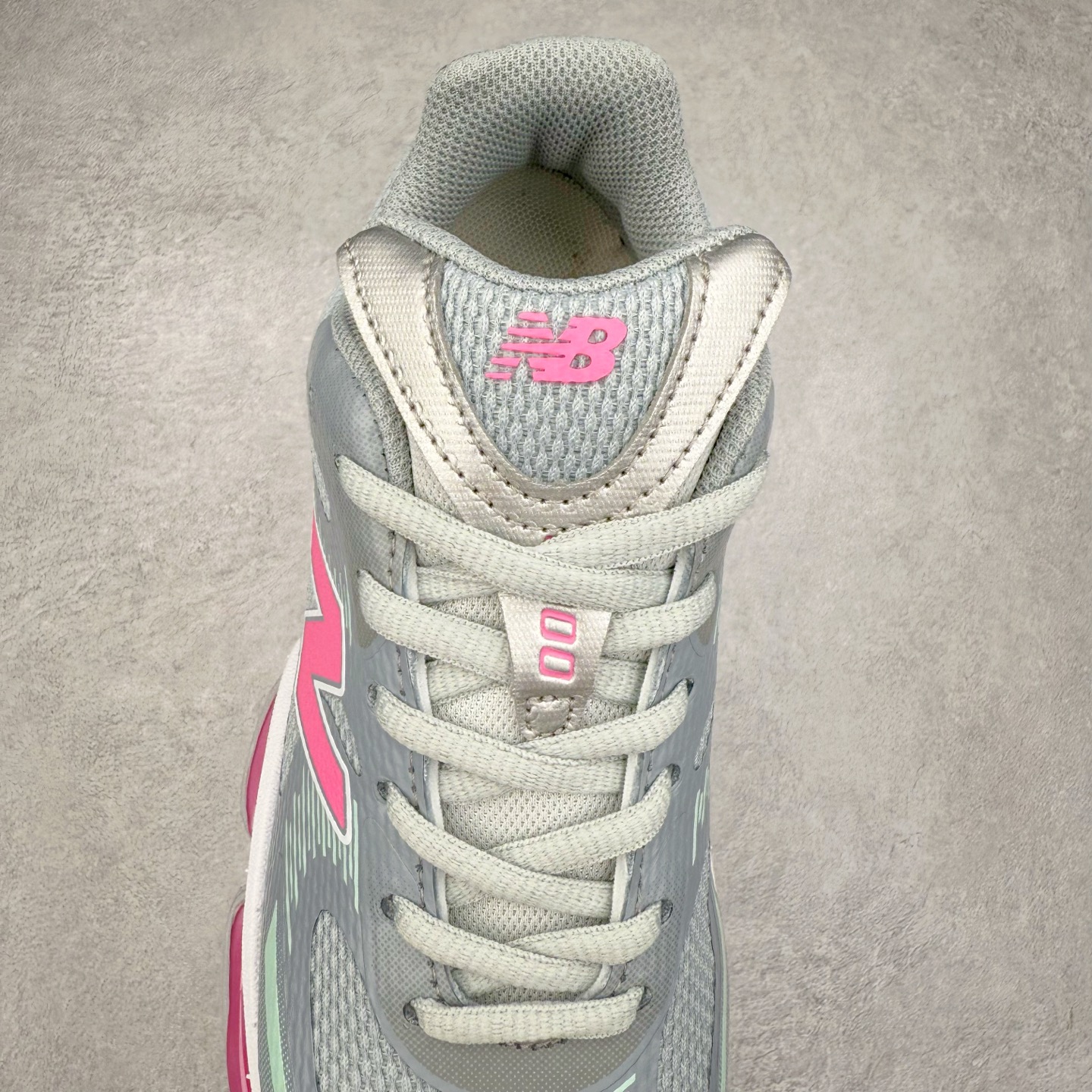 图片[5]-New Balance NB2000 舒适百搭防滑耐磨低帮 休闲跑步鞋 New Balance 在近两年的球鞋市场屡出奇招，在经典鞋型保持进一步增长的同时，推出的每一款新鞋型也都有傲人的战绩。在 327、9060 等鞋型获得成功之后，今天 New Balance 家族又迎来了新鲜血液的注入。这双 New Balance 2000 依然是融合了新旧元素的跑鞋造型，命名为 2000，或许是它的设计理念有着 Y2K 的血统。最大的亮点，在于这双鞋的中底。外侧以五个 ABZORB 单元，带来极具辨识度和冲击力的视觉效果，让这双鞋在外观和脚感方面都颇具吸引力。尺码：36 37 37.5 38 38.5 39 40 40.5 41 42 42.5 43 44 45 46-选品中心