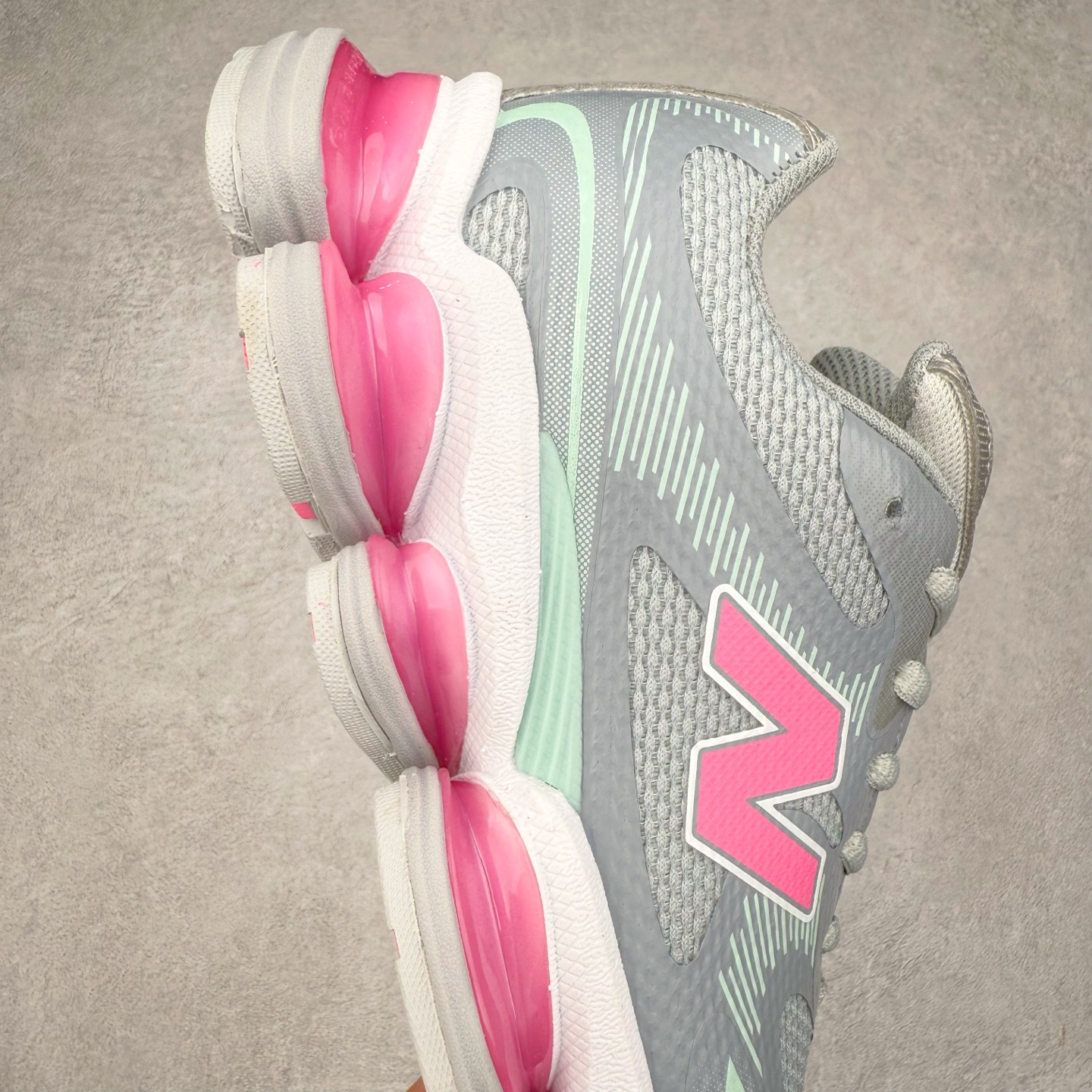 图片[6]-New Balance NB2000 舒适百搭防滑耐磨低帮 休闲跑步鞋 New Balance 在近两年的球鞋市场屡出奇招，在经典鞋型保持进一步增长的同时，推出的每一款新鞋型也都有傲人的战绩。在 327、9060 等鞋型获得成功之后，今天 New Balance 家族又迎来了新鲜血液的注入。这双 New Balance 2000 依然是融合了新旧元素的跑鞋造型，命名为 2000，或许是它的设计理念有着 Y2K 的血统。最大的亮点，在于这双鞋的中底。外侧以五个 ABZORB 单元，带来极具辨识度和冲击力的视觉效果，让这双鞋在外观和脚感方面都颇具吸引力。尺码：36 37 37.5 38 38.5 39 40 40.5 41 42 42.5 43 44 45 46-选品中心