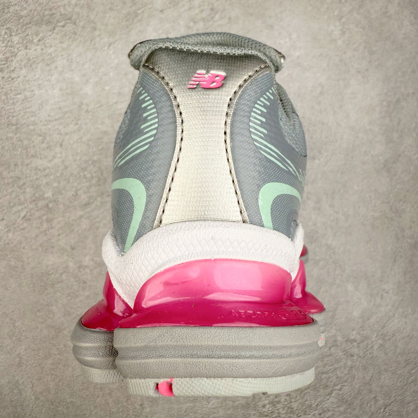 图片[8]-New Balance NB2000 舒适百搭防滑耐磨低帮 休闲跑步鞋 New Balance 在近两年的球鞋市场屡出奇招，在经典鞋型保持进一步增长的同时，推出的每一款新鞋型也都有傲人的战绩。在 327、9060 等鞋型获得成功之后，今天 New Balance 家族又迎来了新鲜血液的注入。这双 New Balance 2000 依然是融合了新旧元素的跑鞋造型，命名为 2000，或许是它的设计理念有着 Y2K 的血统。最大的亮点，在于这双鞋的中底。外侧以五个 ABZORB 单元，带来极具辨识度和冲击力的视觉效果，让这双鞋在外观和脚感方面都颇具吸引力。尺码：36 37 37.5 38 38.5 39 40 40.5 41 42 42.5 43 44 45 46-选品中心