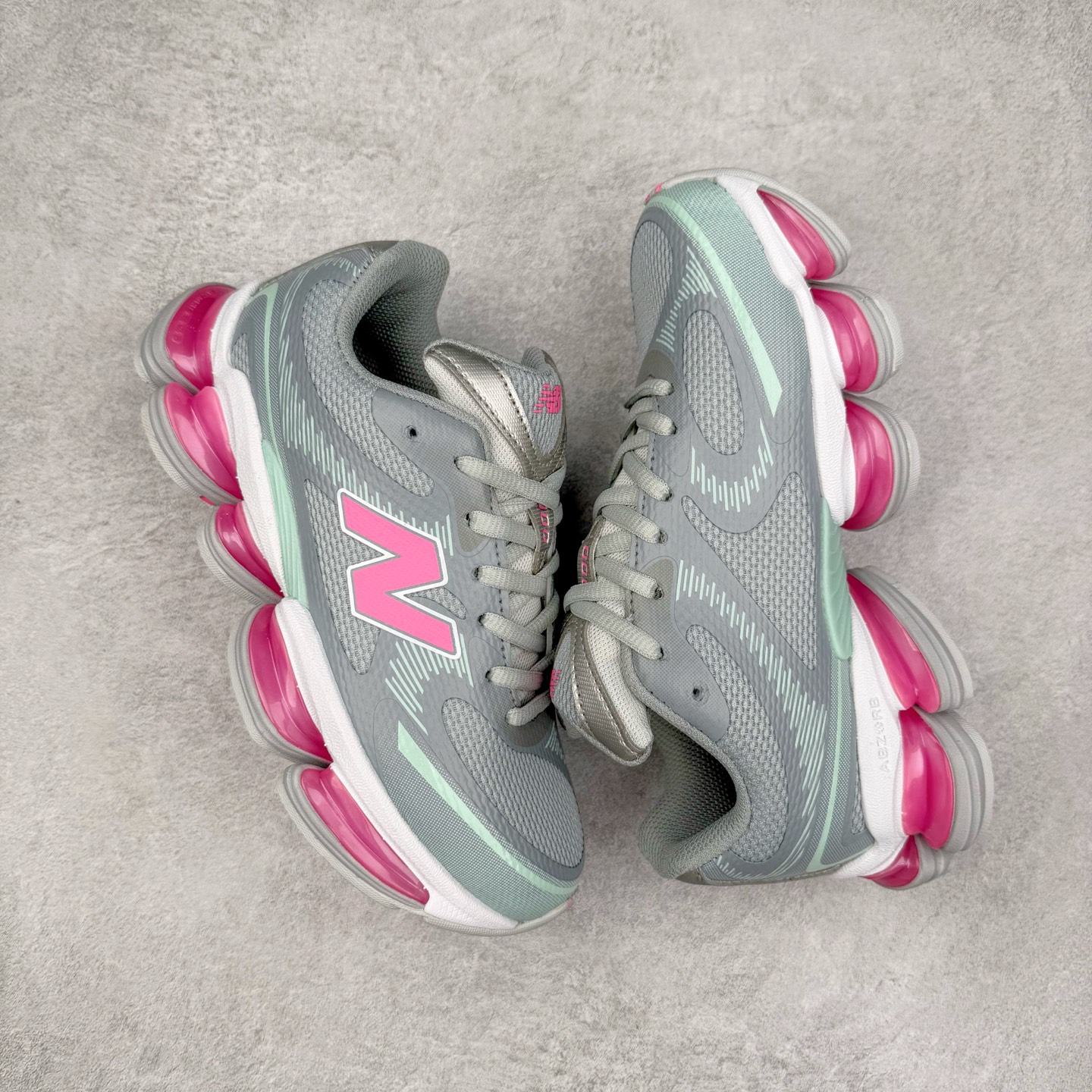 图片[3]-New Balance NB2000 舒适百搭防滑耐磨低帮 休闲跑步鞋 New Balance 在近两年的球鞋市场屡出奇招，在经典鞋型保持进一步增长的同时，推出的每一款新鞋型也都有傲人的战绩。在 327、9060 等鞋型获得成功之后，今天 New Balance 家族又迎来了新鲜血液的注入。这双 New Balance 2000 依然是融合了新旧元素的跑鞋造型，命名为 2000，或许是它的设计理念有着 Y2K 的血统。最大的亮点，在于这双鞋的中底。外侧以五个 ABZORB 单元，带来极具辨识度和冲击力的视觉效果，让这双鞋在外观和脚感方面都颇具吸引力。尺码：36 37 37.5 38 38.5 39 40 40.5 41 42 42.5 43 44 45 46-选品中心