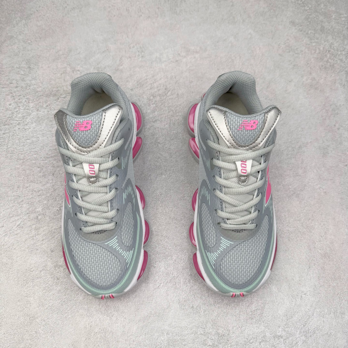 图片[2]-New Balance NB2000 舒适百搭防滑耐磨低帮 休闲跑步鞋 New Balance 在近两年的球鞋市场屡出奇招，在经典鞋型保持进一步增长的同时，推出的每一款新鞋型也都有傲人的战绩。在 327、9060 等鞋型获得成功之后，今天 New Balance 家族又迎来了新鲜血液的注入。这双 New Balance 2000 依然是融合了新旧元素的跑鞋造型，命名为 2000，或许是它的设计理念有着 Y2K 的血统。最大的亮点，在于这双鞋的中底。外侧以五个 ABZORB 单元，带来极具辨识度和冲击力的视觉效果，让这双鞋在外观和脚感方面都颇具吸引力。尺码：36 37 37.5 38 38.5 39 40 40.5 41 42 42.5 43 44 45 46-选品中心