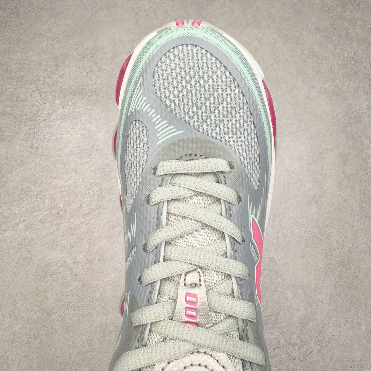 图片[4]-New Balance NB2000 舒适百搭防滑耐磨低帮 休闲跑步鞋 New Balance 在近两年的球鞋市场屡出奇招，在经典鞋型保持进一步增长的同时，推出的每一款新鞋型也都有傲人的战绩。在 327、9060 等鞋型获得成功之后，今天 New Balance 家族又迎来了新鲜血液的注入。这双 New Balance 2000 依然是融合了新旧元素的跑鞋造型，命名为 2000，或许是它的设计理念有着 Y2K 的血统。最大的亮点，在于这双鞋的中底。外侧以五个 ABZORB 单元，带来极具辨识度和冲击力的视觉效果，让这双鞋在外观和脚感方面都颇具吸引力。尺码：36 37 37.5 38 38.5 39 40 40.5 41 42 42.5 43 44 45 46-选品中心