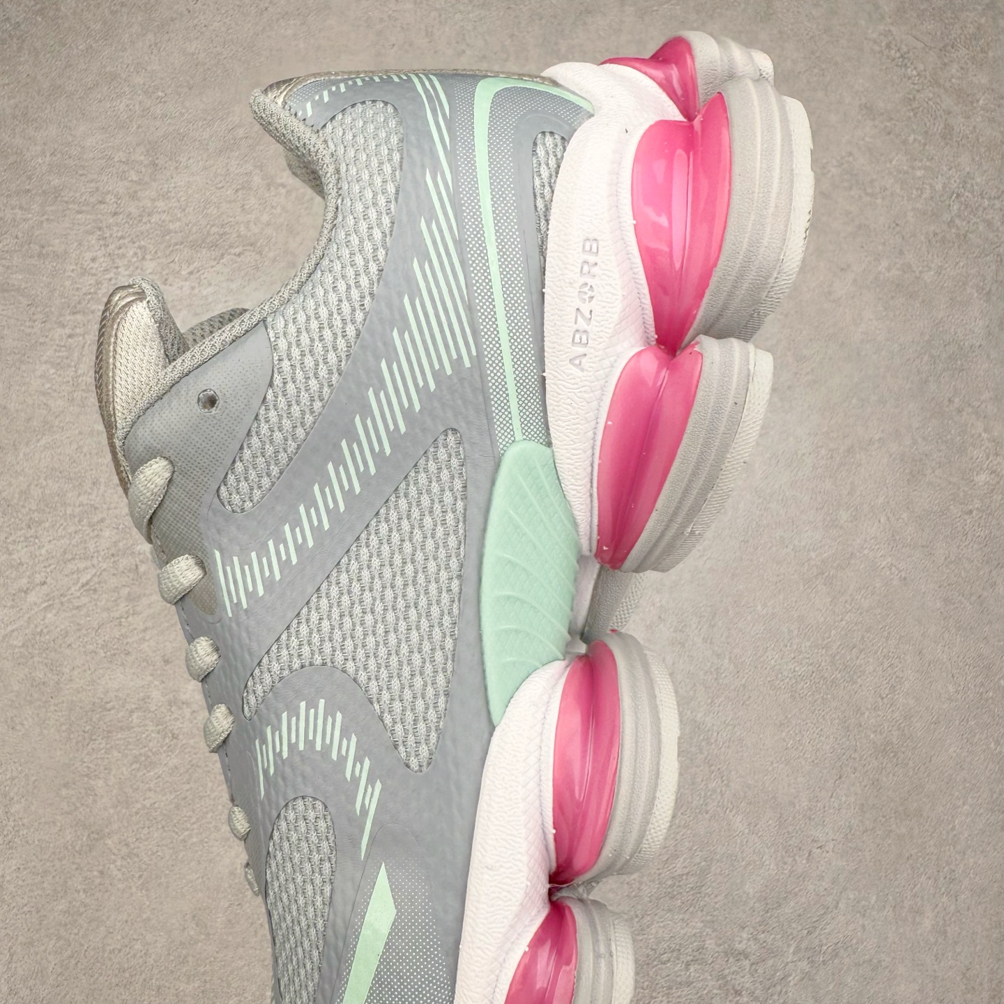 图片[7]-New Balance NB2000 舒适百搭防滑耐磨低帮 休闲跑步鞋 New Balance 在近两年的球鞋市场屡出奇招，在经典鞋型保持进一步增长的同时，推出的每一款新鞋型也都有傲人的战绩。在 327、9060 等鞋型获得成功之后，今天 New Balance 家族又迎来了新鲜血液的注入。这双 New Balance 2000 依然是融合了新旧元素的跑鞋造型，命名为 2000，或许是它的设计理念有着 Y2K 的血统。最大的亮点，在于这双鞋的中底。外侧以五个 ABZORB 单元，带来极具辨识度和冲击力的视觉效果，让这双鞋在外观和脚感方面都颇具吸引力。尺码：36 37 37.5 38 38.5 39 40 40.5 41 42 42.5 43 44 45 46-选品中心