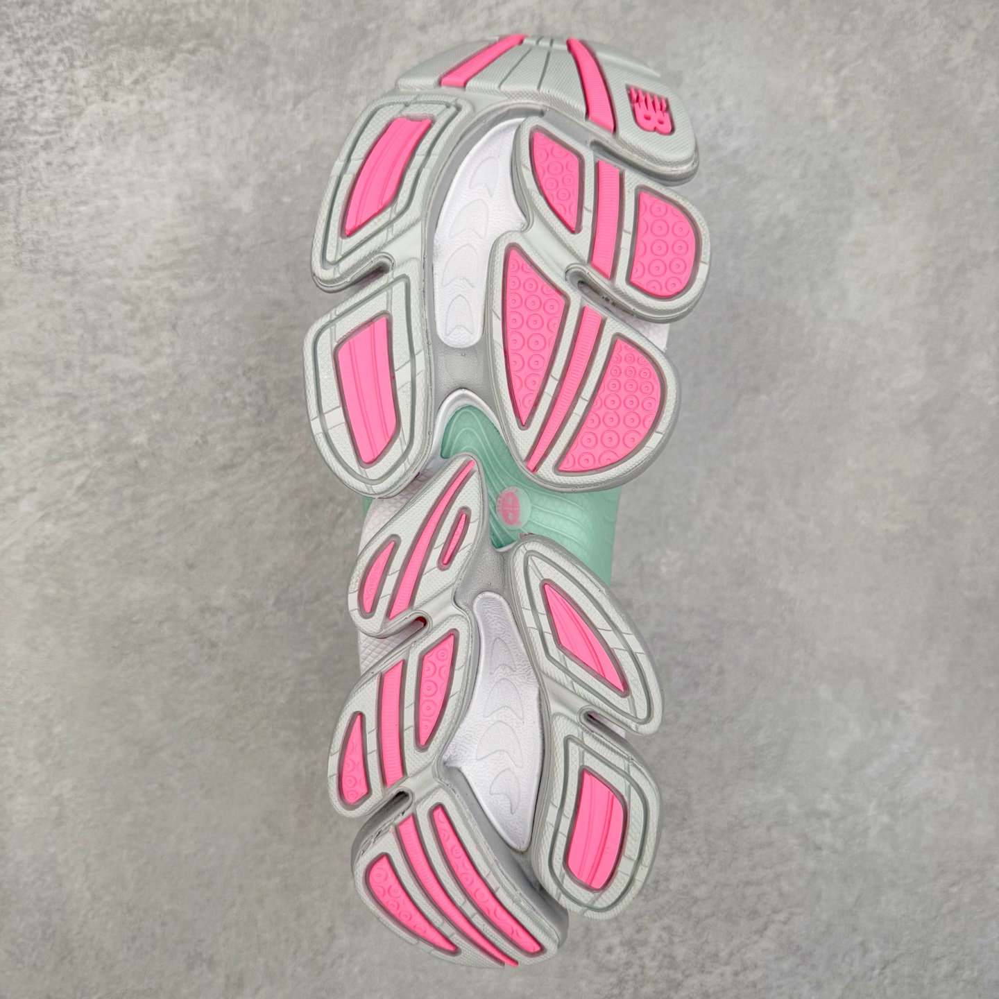 图片[9]-New Balance NB2000 舒适百搭防滑耐磨低帮 休闲跑步鞋 New Balance 在近两年的球鞋市场屡出奇招，在经典鞋型保持进一步增长的同时，推出的每一款新鞋型也都有傲人的战绩。在 327、9060 等鞋型获得成功之后，今天 New Balance 家族又迎来了新鲜血液的注入。这双 New Balance 2000 依然是融合了新旧元素的跑鞋造型，命名为 2000，或许是它的设计理念有着 Y2K 的血统。最大的亮点，在于这双鞋的中底。外侧以五个 ABZORB 单元，带来极具辨识度和冲击力的视觉效果，让这双鞋在外观和脚感方面都颇具吸引力。尺码：36 37 37.5 38 38.5 39 40 40.5 41 42 42.5 43 44 45 46-选品中心