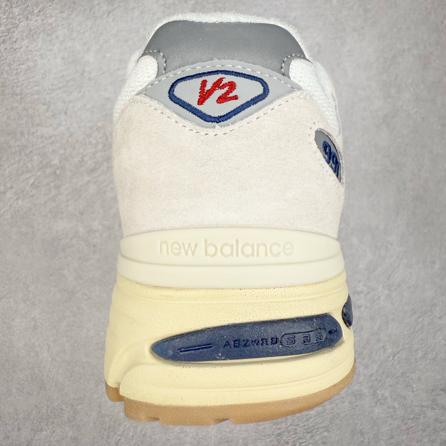 图片[8]-＃DT纯原 New Balance 新百伦NB991总统复古慢跑鞋 鞋身以网眼鞋面结合同色系优质麂皮革构成，鞋舌处点缀 New Balance Made In USA 同色系刺绣标识，彰显鞋款身份。鞋侧点缀银色 \\\”991\\\” 字样，丰富鞋身设计的同时，构建时尚外观。鞋款搭载 ABZORB 缓震系统，通过缓冲和抗压性的结合来吸收冲击力，舒适功能升级。同时搭配泛黄做旧中底，打造丰富层次感，缔造出色复古韵味。尺码：36 37 37.5 38 38.5 39 40 40.5 41.5 42 42.5 43 44 44.5 45-选品中心