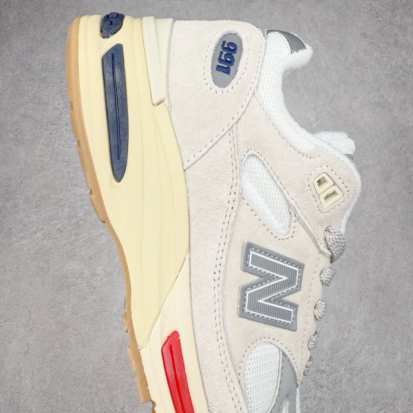图片[6]-＃DT纯原 New Balance 新百伦NB991总统复古慢跑鞋 鞋身以网眼鞋面结合同色系优质麂皮革构成，鞋舌处点缀 New Balance Made In USA 同色系刺绣标识，彰显鞋款身份。鞋侧点缀银色 \\\”991\\\” 字样，丰富鞋身设计的同时，构建时尚外观。鞋款搭载 ABZORB 缓震系统，通过缓冲和抗压性的结合来吸收冲击力，舒适功能升级。同时搭配泛黄做旧中底，打造丰富层次感，缔造出色复古韵味。尺码：36 37 37.5 38 38.5 39 40 40.5 41.5 42 42.5 43 44 44.5 45-选品中心