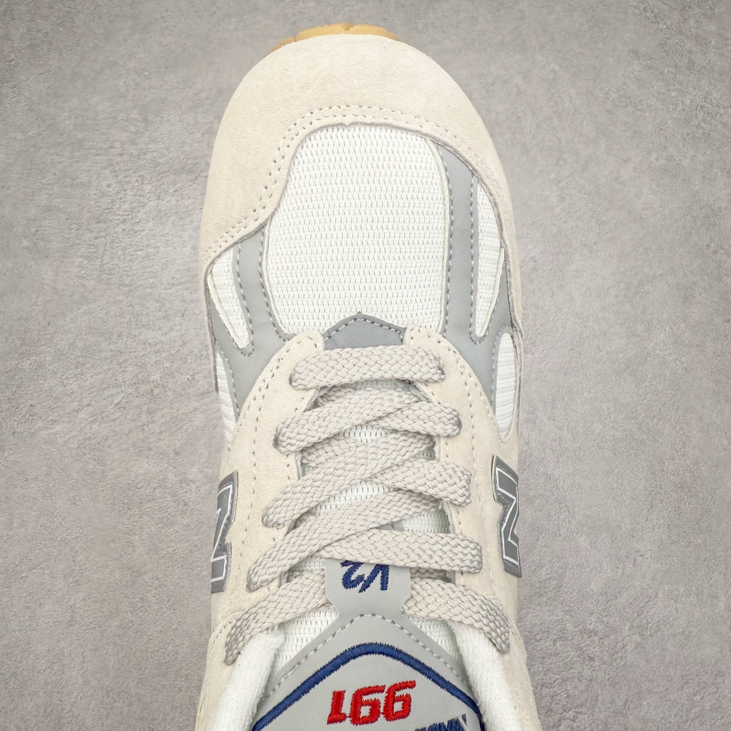 图片[4]-＃DT纯原 New Balance 新百伦NB991总统复古慢跑鞋 鞋身以网眼鞋面结合同色系优质麂皮革构成，鞋舌处点缀 New Balance Made In USA 同色系刺绣标识，彰显鞋款身份。鞋侧点缀银色 \\\”991\\\” 字样，丰富鞋身设计的同时，构建时尚外观。鞋款搭载 ABZORB 缓震系统，通过缓冲和抗压性的结合来吸收冲击力，舒适功能升级。同时搭配泛黄做旧中底，打造丰富层次感，缔造出色复古韵味。尺码：36 37 37.5 38 38.5 39 40 40.5 41.5 42 42.5 43 44 44.5 45-选品中心