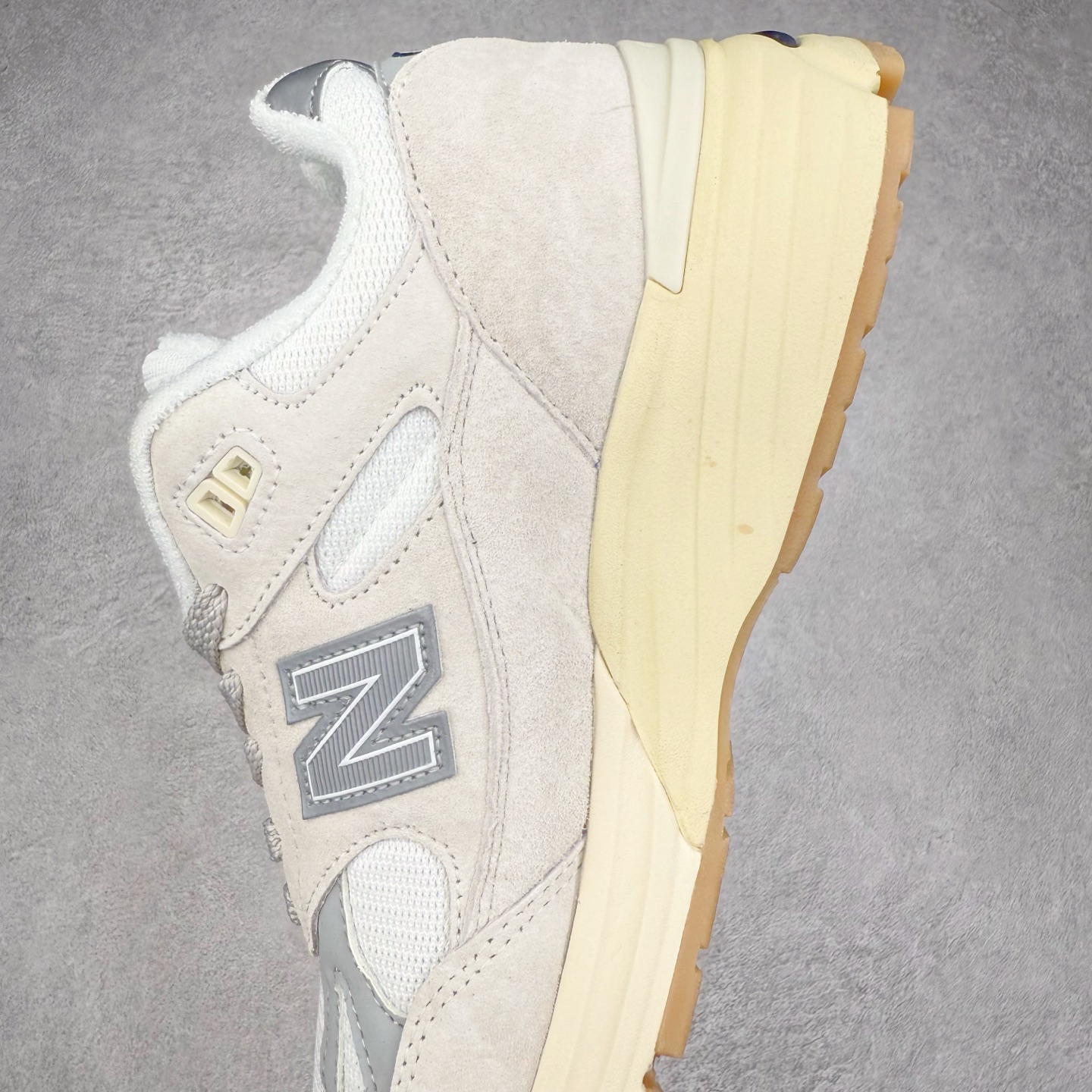 图片[7]-＃DT纯原 New Balance 新百伦NB991总统复古慢跑鞋 鞋身以网眼鞋面结合同色系优质麂皮革构成，鞋舌处点缀 New Balance Made In USA 同色系刺绣标识，彰显鞋款身份。鞋侧点缀银色 \\\”991\\\” 字样，丰富鞋身设计的同时，构建时尚外观。鞋款搭载 ABZORB 缓震系统，通过缓冲和抗压性的结合来吸收冲击力，舒适功能升级。同时搭配泛黄做旧中底，打造丰富层次感，缔造出色复古韵味。尺码：36 37 37.5 38 38.5 39 40 40.5 41.5 42 42.5 43 44 44.5 45-选品中心