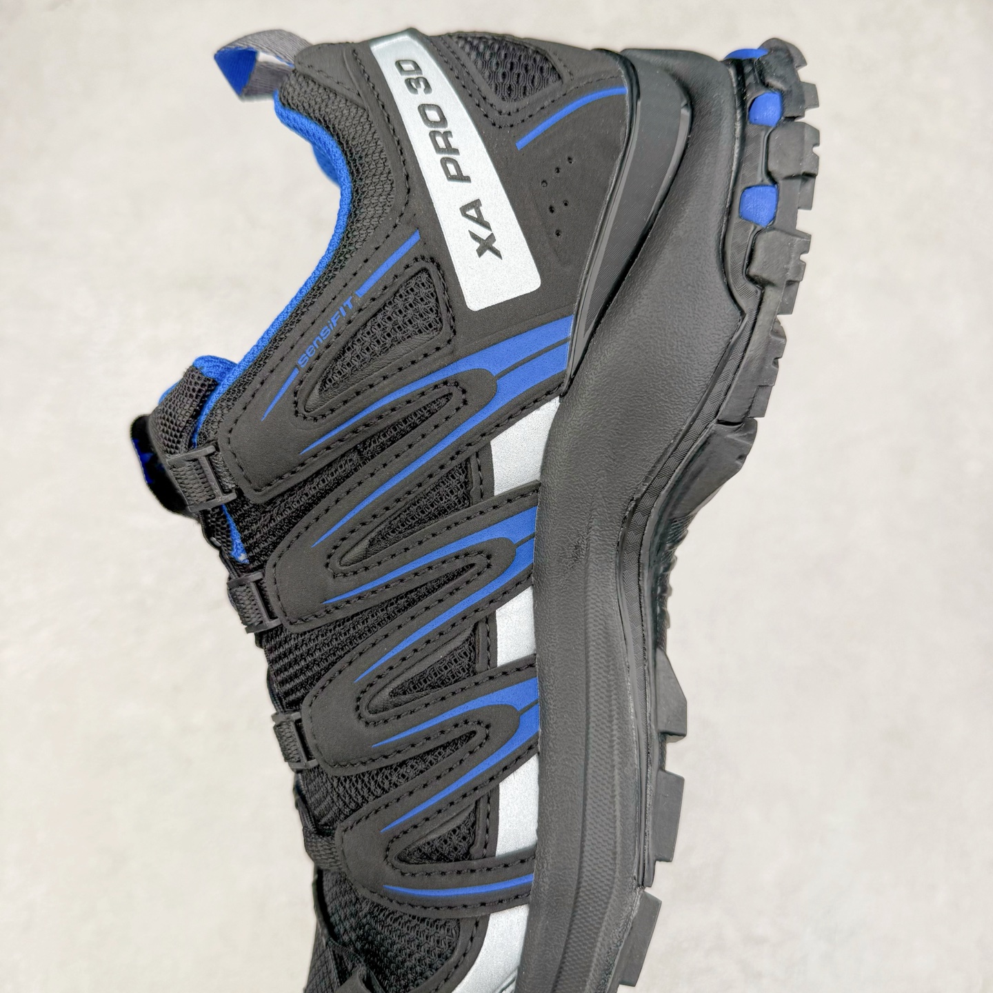 图片[7]-＃HP纯原 SALOMON XA Pro 3D ADV 萨洛蒙潮流越野机能户外功能鞋 虎扑平台特供订单 耗时半年巨作 全套原纸板楦头开发 原厂特供网布配套加持 确保原汁原味 完美呈现版型 原档数据独家私模五层组合大底 男女鞋同步官方开发至46.5 原装Ortholite轻量化鞋垫 中底布带钢印编号 原厂TPU锁扣 进口港宝加持 后跟自然饱满 还原公司包裹性 鞋面采用SENSIFT贴合技术 全方位贴合包裹脚型 鞋跟部鞋底牵引设计 提供强大的抓地性能 更适应野外崎岖不平的道路 其3D ADVANCED CHASSIS底盘 材料轻量大化 钉齿设计更具稳定性 防护性 鞋底易磨损区运用CONTAGRIP高耐磨材料 应对城市硬质路面长距离跑考验 尺码：36 36.5 37.5 38 38.5 39 40 40.5 41 42 42.5 43 44 44.5 45 46 46.5-选品中心