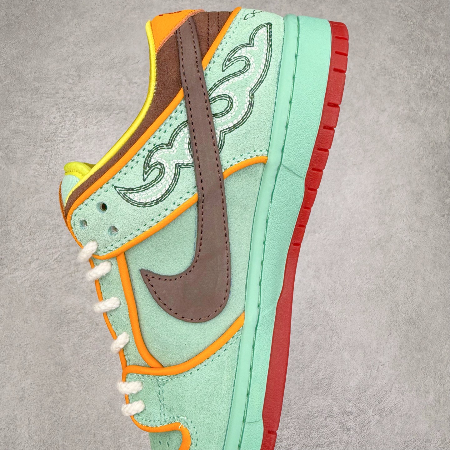 图片[7]-＃F版 NK SB Dunk Low 黑人月黑绿 HF3058-300 极限压缩利润空间 超乎所想的高性价比 用料绝不含糊 原盒原配 正确耐磨橡胶大底 超高清洁度 全鞋零毛边皮料切割 全套原楦原模倾力打造完美版型 尺码：36 36.5 37.5 38 38.5 39 40 40.5 41 42 42.5 43 44 44.5 45 46 47.5-选品中心