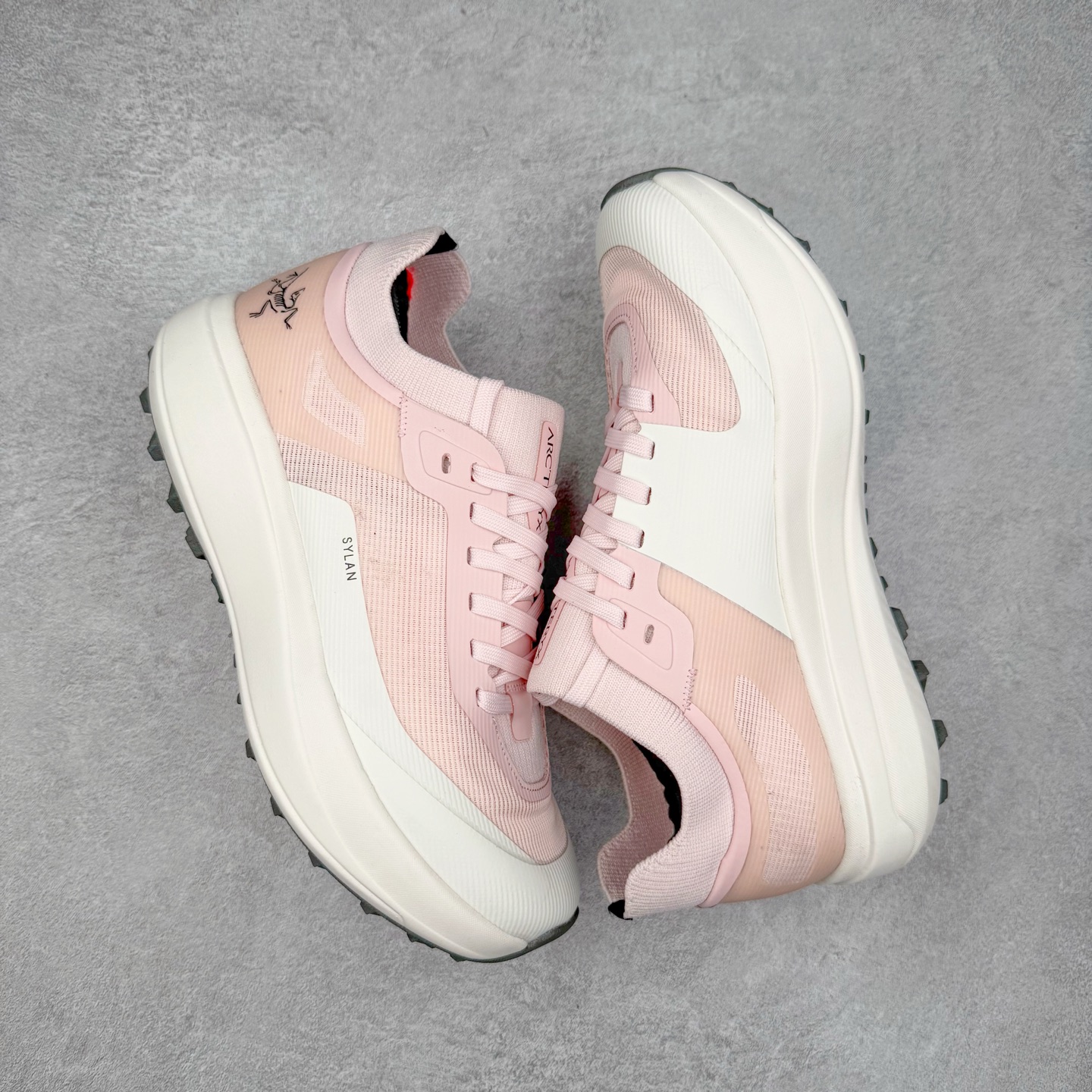 图片[3]-＃HP Arcteryx SYLAN 始祖鸟户外防水透气低帮徒步登山鞋 Arcteryx中文名始祖鸟 加拿大户外服饰品牌 1989年创立于加拿大温哥华 始祖鸟来自加拿大海岸山脉 植根高山的专业户外品牌 始终秉承对精湛设计和工艺孜孜以求的准则 从1989年创立至今 Arcteryx始终不断在产品设计与做工上不惜工本 以满足始祖鸟的标准 品质、设计以及精简的理念造就了其良好的性能 并能满足严苛环境下的使用需求 尺码：39 40 41 42 43 44 45-选品中心