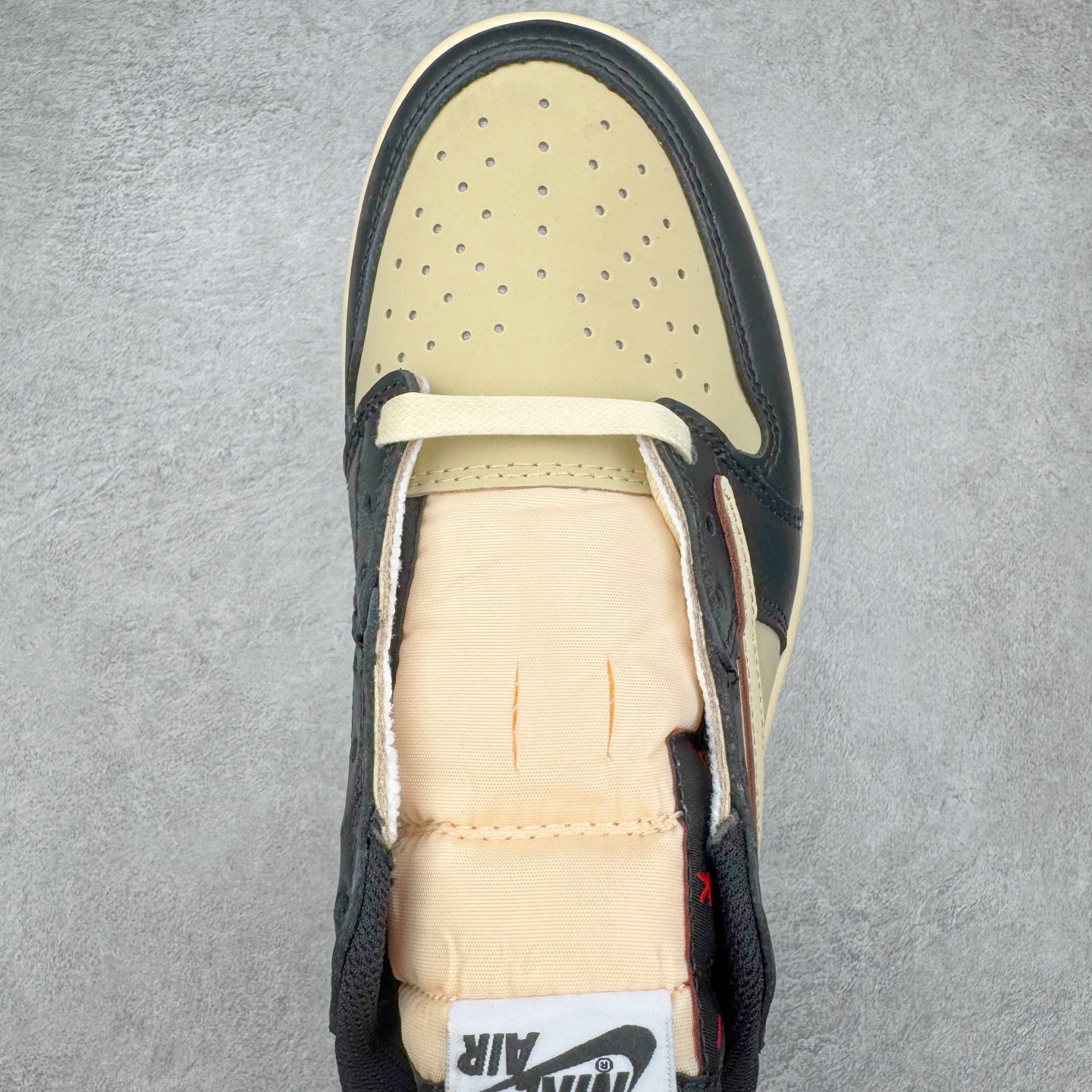 图片[4]-＃KZ神版莞产 Travis Scott x Air Jordan AJ1 Low OG SP TS联名倒钩低帮 黑棕 DM7866-201 全系列配色 外贸特供批次 新配色不断更新开发 市场中端王者 全套原纸板楦头开发 确保原汁原味 完美呈现一代版型 一比一鞋头弧度高度鞋身弧度 此版本只针对中端市场 细节品控鞋型随意秒杀市面同价位 鞋型完美 不臃肿别扭 头层皮料加持 用料绝不含糊 进口玻璃冲刀皮料裁剪零毛边 电脑针车工艺 超高鞋面清洁度 最高QC检验标准 控制溢胶瑕疵 原盒原配 飞翼3D高频深度立体 工艺方面大到整体鞋型 漏斗收腰 底线拉帮 LOGO立体程度 小到针眼排布 载片对称 冲孔效果 鞋标规范 鞋垫背胶等等 无一不是口碑收割 每双都是一个回头客 尺码：36 36.5 37.5 38 38.5 39 40 40.5 41 42 42.5 43 44 44.5 45 46 47.5-选品中心