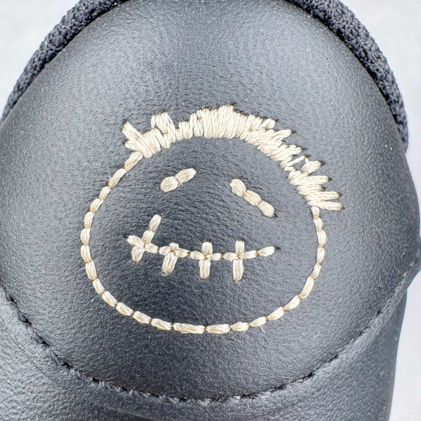 图片[10]-＃KZ神版莞产 Travis Scott x Air Jordan AJ1 Low OG SP TS联名倒钩低帮 黑棕 DM7866-201 全系列配色 外贸特供批次 新配色不断更新开发 市场中端王者 全套原纸板楦头开发 确保原汁原味 完美呈现一代版型 一比一鞋头弧度高度鞋身弧度 此版本只针对中端市场 细节品控鞋型随意秒杀市面同价位 鞋型完美 不臃肿别扭 头层皮料加持 用料绝不含糊 进口玻璃冲刀皮料裁剪零毛边 电脑针车工艺 超高鞋面清洁度 最高QC检验标准 控制溢胶瑕疵 原盒原配 飞翼3D高频深度立体 工艺方面大到整体鞋型 漏斗收腰 底线拉帮 LOGO立体程度 小到针眼排布 载片对称 冲孔效果 鞋标规范 鞋垫背胶等等 无一不是口碑收割 每双都是一个回头客 尺码：36 36.5 37.5 38 38.5 39 40 40.5 41 42 42.5 43 44 44.5 45 46 47.5-选品中心