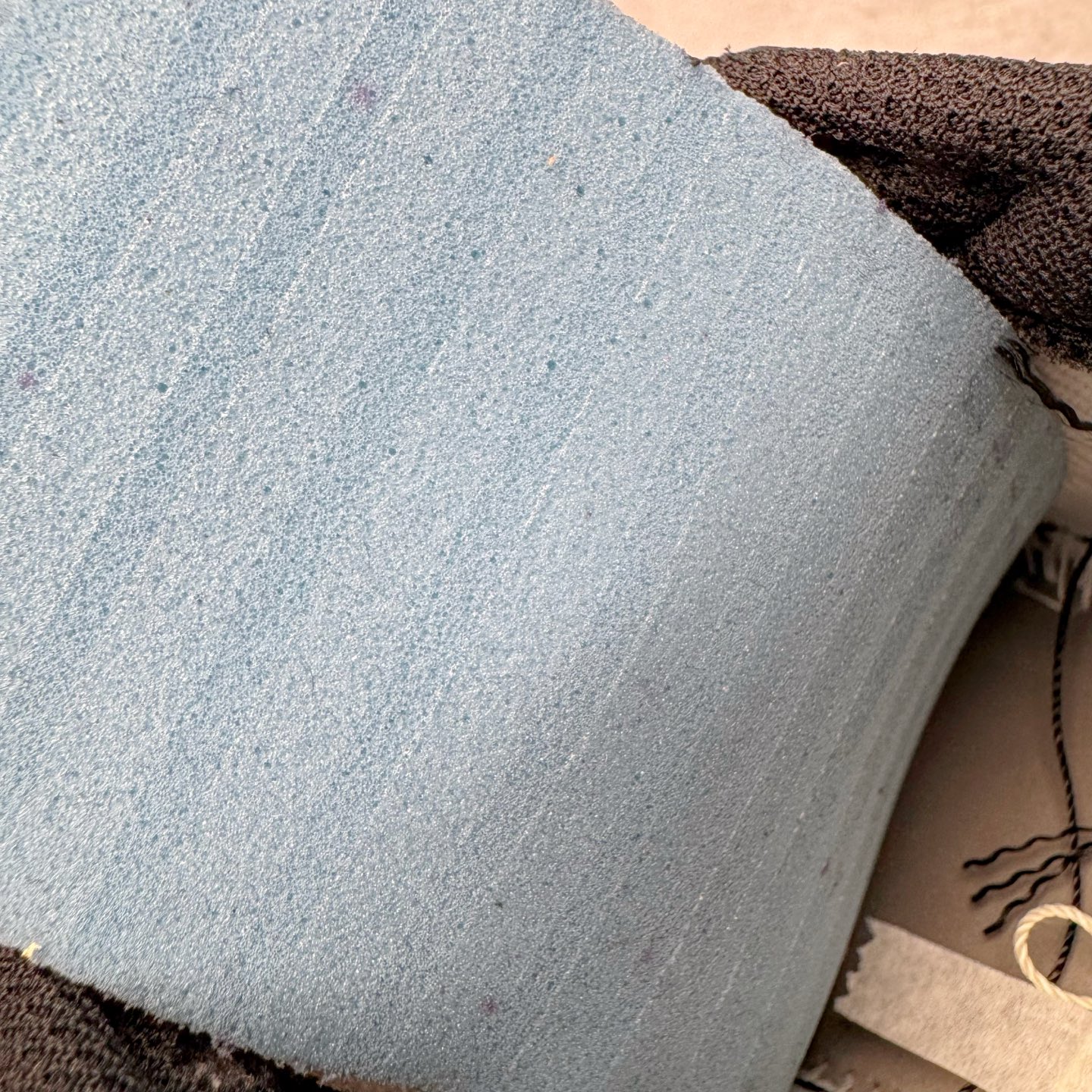 图片[12]-＃KZ神版莞产 Travis Scott x Air Jordan AJ1 Low OG SP TS联名倒钩低帮 黑棕 DM7866-201 全系列配色 外贸特供批次 新配色不断更新开发 市场中端王者 全套原纸板楦头开发 确保原汁原味 完美呈现一代版型 一比一鞋头弧度高度鞋身弧度 此版本只针对中端市场 细节品控鞋型随意秒杀市面同价位 鞋型完美 不臃肿别扭 头层皮料加持 用料绝不含糊 进口玻璃冲刀皮料裁剪零毛边 电脑针车工艺 超高鞋面清洁度 最高QC检验标准 控制溢胶瑕疵 原盒原配 飞翼3D高频深度立体 工艺方面大到整体鞋型 漏斗收腰 底线拉帮 LOGO立体程度 小到针眼排布 载片对称 冲孔效果 鞋标规范 鞋垫背胶等等 无一不是口碑收割 每双都是一个回头客 尺码：36 36.5 37.5 38 38.5 39 40 40.5 41 42 42.5 43 44 44.5 45 46 47.5-选品中心