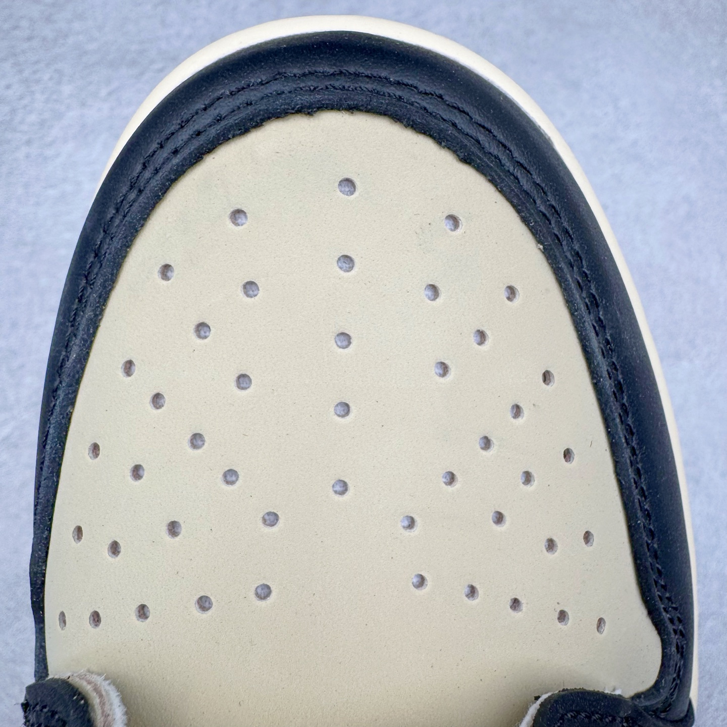 图片[16]-＃KZ神版莞产 Travis Scott x Air Jordan AJ1 Low OG SP TS联名倒钩低帮 黑棕 DM7866-201 全系列配色 外贸特供批次 新配色不断更新开发 市场中端王者 全套原纸板楦头开发 确保原汁原味 完美呈现一代版型 一比一鞋头弧度高度鞋身弧度 此版本只针对中端市场 细节品控鞋型随意秒杀市面同价位 鞋型完美 不臃肿别扭 头层皮料加持 用料绝不含糊 进口玻璃冲刀皮料裁剪零毛边 电脑针车工艺 超高鞋面清洁度 最高QC检验标准 控制溢胶瑕疵 原盒原配 飞翼3D高频深度立体 工艺方面大到整体鞋型 漏斗收腰 底线拉帮 LOGO立体程度 小到针眼排布 载片对称 冲孔效果 鞋标规范 鞋垫背胶等等 无一不是口碑收割 每双都是一个回头客 尺码：36 36.5 37.5 38 38.5 39 40 40.5 41 42 42.5 43 44 44.5 45 46 47.5-选品中心