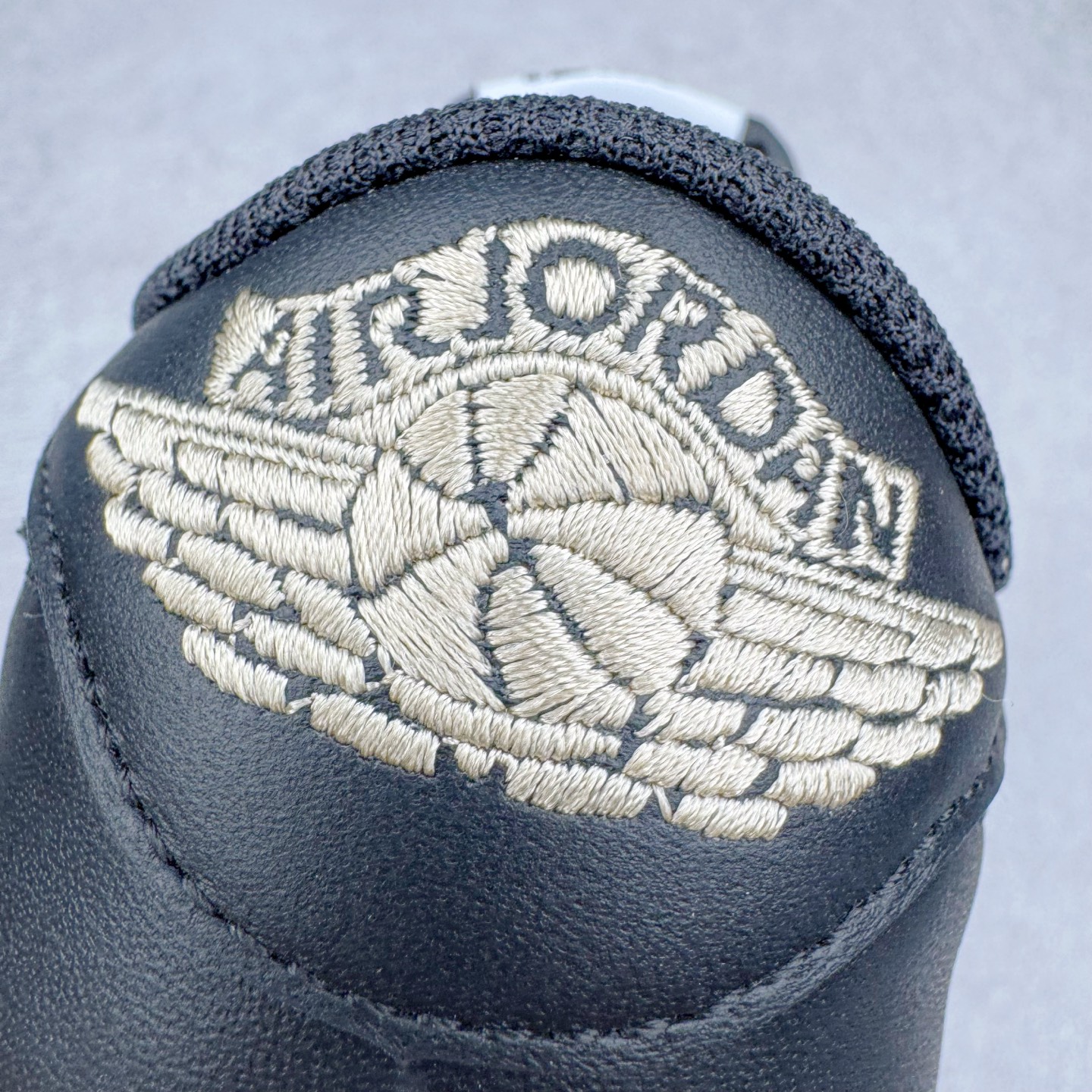 图片[17]-＃KZ神版莞产 Travis Scott x Air Jordan AJ1 Low OG SP TS联名倒钩低帮 黑棕 DM7866-201 全系列配色 外贸特供批次 新配色不断更新开发 市场中端王者 全套原纸板楦头开发 确保原汁原味 完美呈现一代版型 一比一鞋头弧度高度鞋身弧度 此版本只针对中端市场 细节品控鞋型随意秒杀市面同价位 鞋型完美 不臃肿别扭 头层皮料加持 用料绝不含糊 进口玻璃冲刀皮料裁剪零毛边 电脑针车工艺 超高鞋面清洁度 最高QC检验标准 控制溢胶瑕疵 原盒原配 飞翼3D高频深度立体 工艺方面大到整体鞋型 漏斗收腰 底线拉帮 LOGO立体程度 小到针眼排布 载片对称 冲孔效果 鞋标规范 鞋垫背胶等等 无一不是口碑收割 每双都是一个回头客 尺码：36 36.5 37.5 38 38.5 39 40 40.5 41 42 42.5 43 44 44.5 45 46 47.5-选品中心