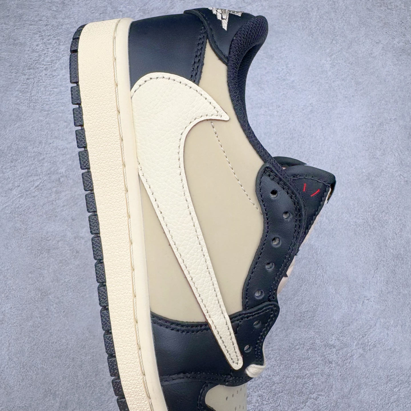 图片[6]-＃KZ神版莞产 Travis Scott x Air Jordan AJ1 Low OG SP TS联名倒钩低帮 黑棕 DM7866-201 全系列配色 外贸特供批次 新配色不断更新开发 市场中端王者 全套原纸板楦头开发 确保原汁原味 完美呈现一代版型 一比一鞋头弧度高度鞋身弧度 此版本只针对中端市场 细节品控鞋型随意秒杀市面同价位 鞋型完美 不臃肿别扭 头层皮料加持 用料绝不含糊 进口玻璃冲刀皮料裁剪零毛边 电脑针车工艺 超高鞋面清洁度 最高QC检验标准 控制溢胶瑕疵 原盒原配 飞翼3D高频深度立体 工艺方面大到整体鞋型 漏斗收腰 底线拉帮 LOGO立体程度 小到针眼排布 载片对称 冲孔效果 鞋标规范 鞋垫背胶等等 无一不是口碑收割 每双都是一个回头客 尺码：36 36.5 37.5 38 38.5 39 40 40.5 41 42 42.5 43 44 44.5 45 46 47.5-选品中心