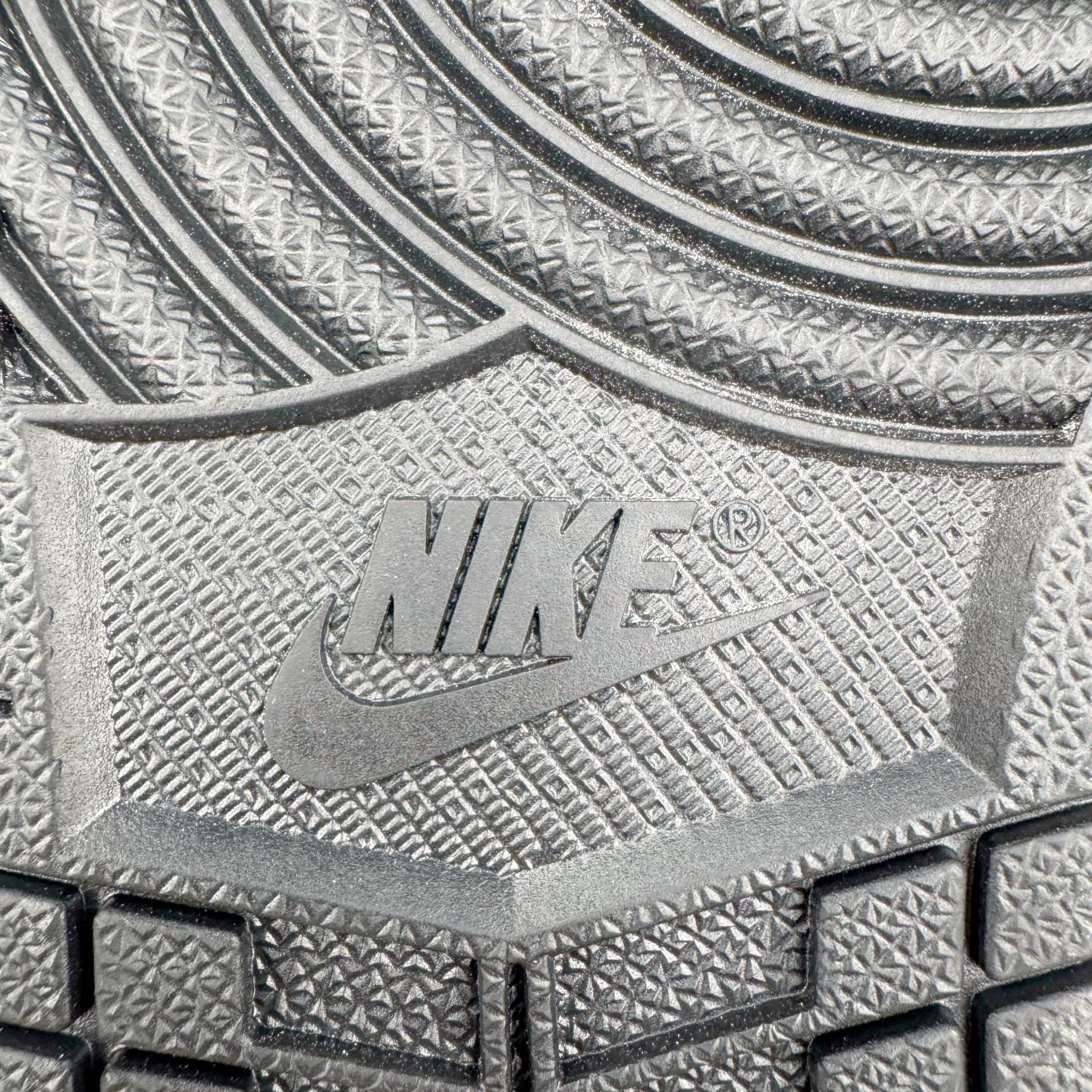 图片[20]-＃KZ神版莞产 Travis Scott x Air Jordan AJ1 Low OG SP TS联名倒钩低帮 黑棕 DM7866-201 全系列配色 外贸特供批次 新配色不断更新开发 市场中端王者 全套原纸板楦头开发 确保原汁原味 完美呈现一代版型 一比一鞋头弧度高度鞋身弧度 此版本只针对中端市场 细节品控鞋型随意秒杀市面同价位 鞋型完美 不臃肿别扭 头层皮料加持 用料绝不含糊 进口玻璃冲刀皮料裁剪零毛边 电脑针车工艺 超高鞋面清洁度 最高QC检验标准 控制溢胶瑕疵 原盒原配 飞翼3D高频深度立体 工艺方面大到整体鞋型 漏斗收腰 底线拉帮 LOGO立体程度 小到针眼排布 载片对称 冲孔效果 鞋标规范 鞋垫背胶等等 无一不是口碑收割 每双都是一个回头客 尺码：36 36.5 37.5 38 38.5 39 40 40.5 41 42 42.5 43 44 44.5 45 46 47.5-选品中心