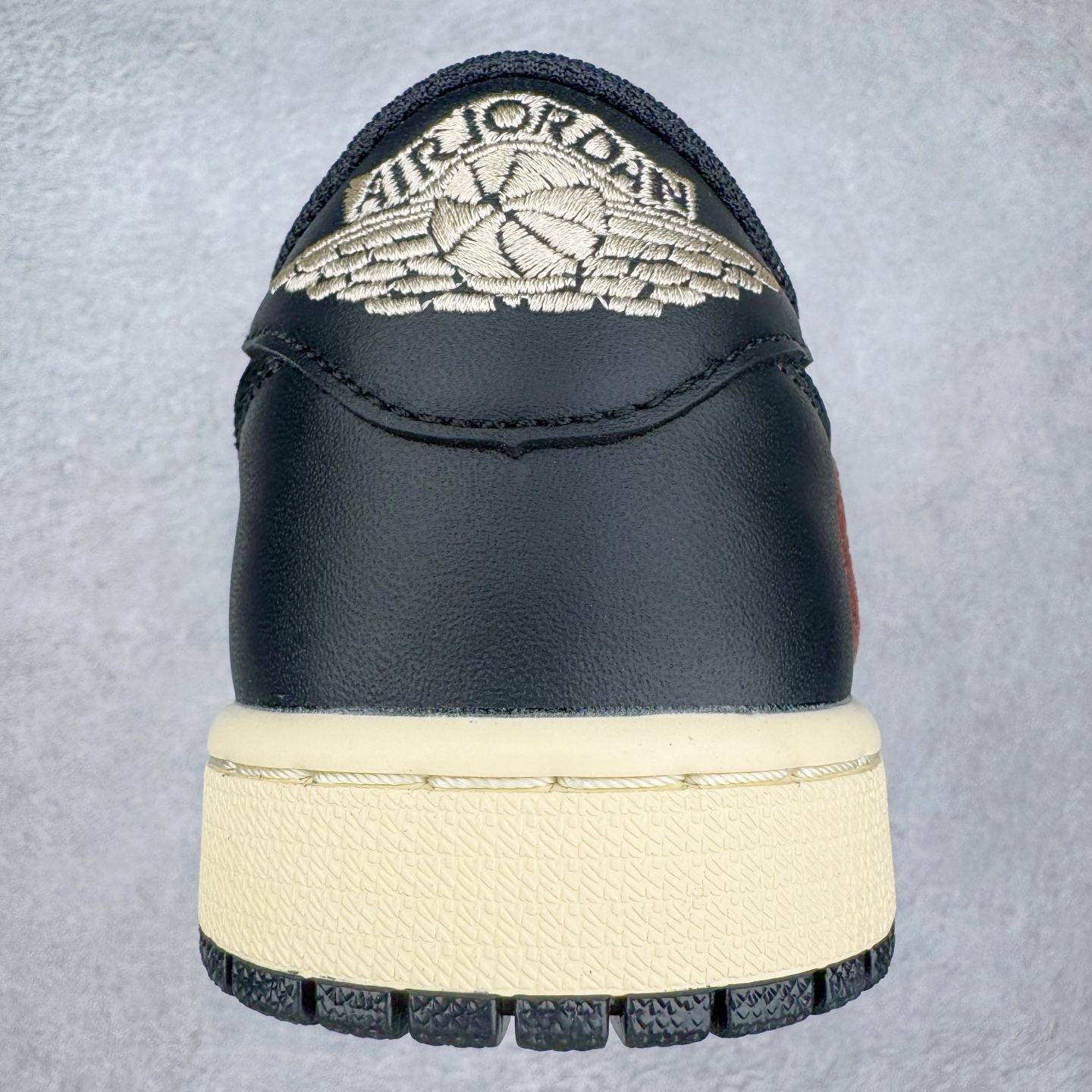 图片[8]-＃KZ神版莞产 Travis Scott x Air Jordan AJ1 Low OG SP TS联名倒钩低帮 黑棕 DM7866-201 全系列配色 外贸特供批次 新配色不断更新开发 市场中端王者 全套原纸板楦头开发 确保原汁原味 完美呈现一代版型 一比一鞋头弧度高度鞋身弧度 此版本只针对中端市场 细节品控鞋型随意秒杀市面同价位 鞋型完美 不臃肿别扭 头层皮料加持 用料绝不含糊 进口玻璃冲刀皮料裁剪零毛边 电脑针车工艺 超高鞋面清洁度 最高QC检验标准 控制溢胶瑕疵 原盒原配 飞翼3D高频深度立体 工艺方面大到整体鞋型 漏斗收腰 底线拉帮 LOGO立体程度 小到针眼排布 载片对称 冲孔效果 鞋标规范 鞋垫背胶等等 无一不是口碑收割 每双都是一个回头客 尺码：36 36.5 37.5 38 38.5 39 40 40.5 41 42 42.5 43 44 44.5 45 46 47.5-选品中心