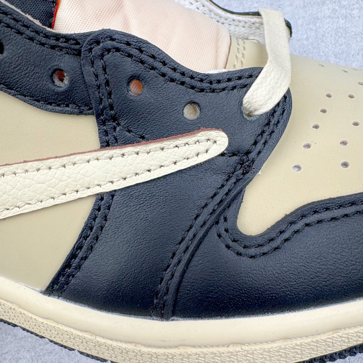 图片[19]-＃KZ神版莞产 Travis Scott x Air Jordan AJ1 Low OG SP TS联名倒钩低帮 黑棕 DM7866-201 全系列配色 外贸特供批次 新配色不断更新开发 市场中端王者 全套原纸板楦头开发 确保原汁原味 完美呈现一代版型 一比一鞋头弧度高度鞋身弧度 此版本只针对中端市场 细节品控鞋型随意秒杀市面同价位 鞋型完美 不臃肿别扭 头层皮料加持 用料绝不含糊 进口玻璃冲刀皮料裁剪零毛边 电脑针车工艺 超高鞋面清洁度 最高QC检验标准 控制溢胶瑕疵 原盒原配 飞翼3D高频深度立体 工艺方面大到整体鞋型 漏斗收腰 底线拉帮 LOGO立体程度 小到针眼排布 载片对称 冲孔效果 鞋标规范 鞋垫背胶等等 无一不是口碑收割 每双都是一个回头客 尺码：36 36.5 37.5 38 38.5 39 40 40.5 41 42 42.5 43 44 44.5 45 46 47.5-选品中心