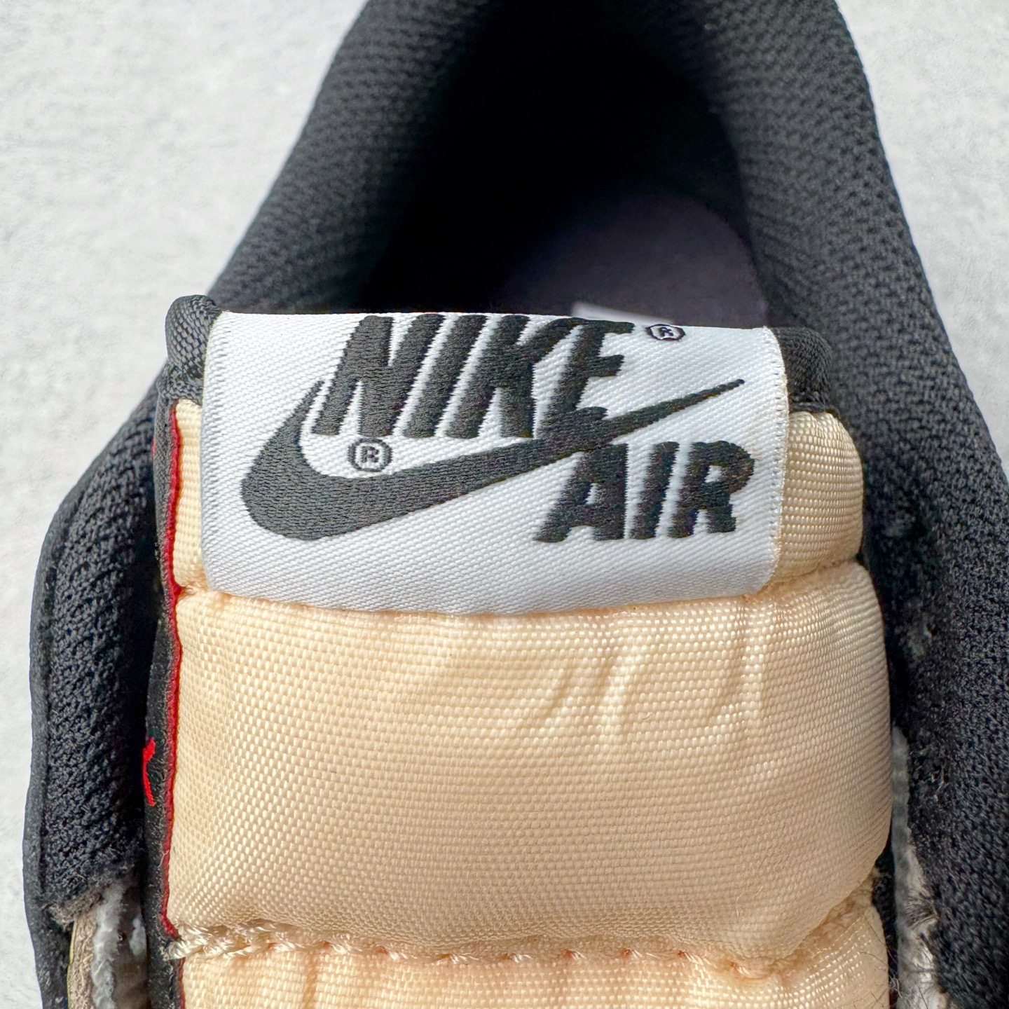 图片[14]-＃KZ神版莞产 Travis Scott x Air Jordan AJ1 Low OG SP TS联名倒钩低帮 黑棕 DM7866-201 全系列配色 外贸特供批次 新配色不断更新开发 市场中端王者 全套原纸板楦头开发 确保原汁原味 完美呈现一代版型 一比一鞋头弧度高度鞋身弧度 此版本只针对中端市场 细节品控鞋型随意秒杀市面同价位 鞋型完美 不臃肿别扭 头层皮料加持 用料绝不含糊 进口玻璃冲刀皮料裁剪零毛边 电脑针车工艺 超高鞋面清洁度 最高QC检验标准 控制溢胶瑕疵 原盒原配 飞翼3D高频深度立体 工艺方面大到整体鞋型 漏斗收腰 底线拉帮 LOGO立体程度 小到针眼排布 载片对称 冲孔效果 鞋标规范 鞋垫背胶等等 无一不是口碑收割 每双都是一个回头客 尺码：36 36.5 37.5 38 38.5 39 40 40.5 41 42 42.5 43 44 44.5 45 46 47.5-选品中心