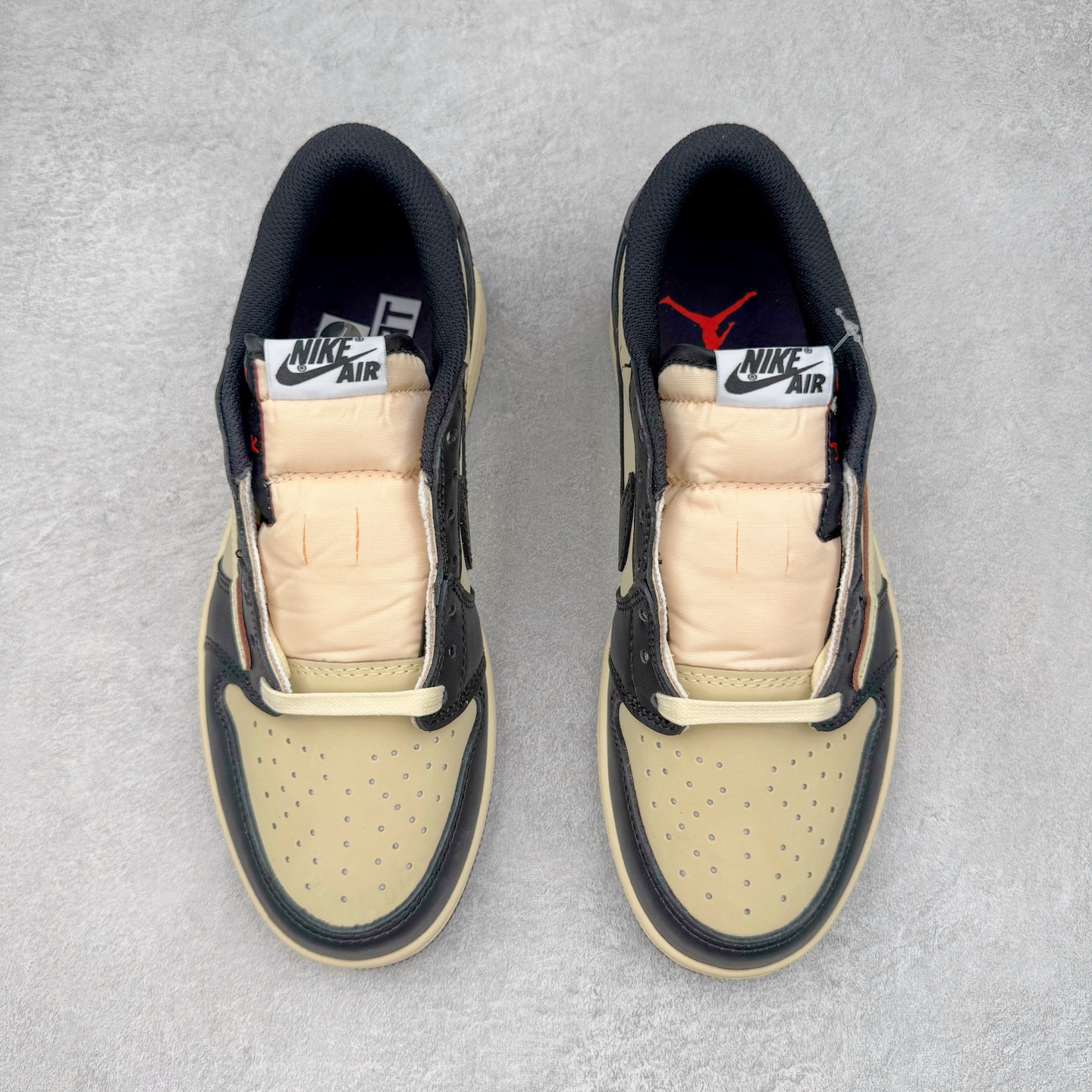 图片[2]-＃KZ神版莞产 Travis Scott x Air Jordan AJ1 Low OG SP TS联名倒钩低帮 黑棕 DM7866-201 全系列配色 外贸特供批次 新配色不断更新开发 市场中端王者 全套原纸板楦头开发 确保原汁原味 完美呈现一代版型 一比一鞋头弧度高度鞋身弧度 此版本只针对中端市场 细节品控鞋型随意秒杀市面同价位 鞋型完美 不臃肿别扭 头层皮料加持 用料绝不含糊 进口玻璃冲刀皮料裁剪零毛边 电脑针车工艺 超高鞋面清洁度 最高QC检验标准 控制溢胶瑕疵 原盒原配 飞翼3D高频深度立体 工艺方面大到整体鞋型 漏斗收腰 底线拉帮 LOGO立体程度 小到针眼排布 载片对称 冲孔效果 鞋标规范 鞋垫背胶等等 无一不是口碑收割 每双都是一个回头客 尺码：36 36.5 37.5 38 38.5 39 40 40.5 41 42 42.5 43 44 44.5 45 46 47.5-选品中心