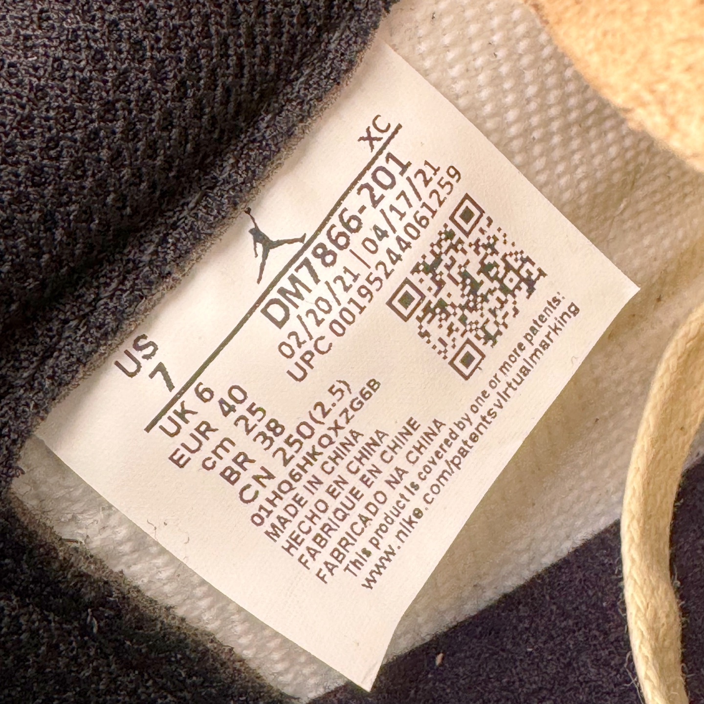 图片[13]-＃KZ神版莞产 Travis Scott x Air Jordan AJ1 Low OG SP TS联名倒钩低帮 黑棕 DM7866-201 全系列配色 外贸特供批次 新配色不断更新开发 市场中端王者 全套原纸板楦头开发 确保原汁原味 完美呈现一代版型 一比一鞋头弧度高度鞋身弧度 此版本只针对中端市场 细节品控鞋型随意秒杀市面同价位 鞋型完美 不臃肿别扭 头层皮料加持 用料绝不含糊 进口玻璃冲刀皮料裁剪零毛边 电脑针车工艺 超高鞋面清洁度 最高QC检验标准 控制溢胶瑕疵 原盒原配 飞翼3D高频深度立体 工艺方面大到整体鞋型 漏斗收腰 底线拉帮 LOGO立体程度 小到针眼排布 载片对称 冲孔效果 鞋标规范 鞋垫背胶等等 无一不是口碑收割 每双都是一个回头客 尺码：36 36.5 37.5 38 38.5 39 40 40.5 41 42 42.5 43 44 44.5 45 46 47.5-选品中心