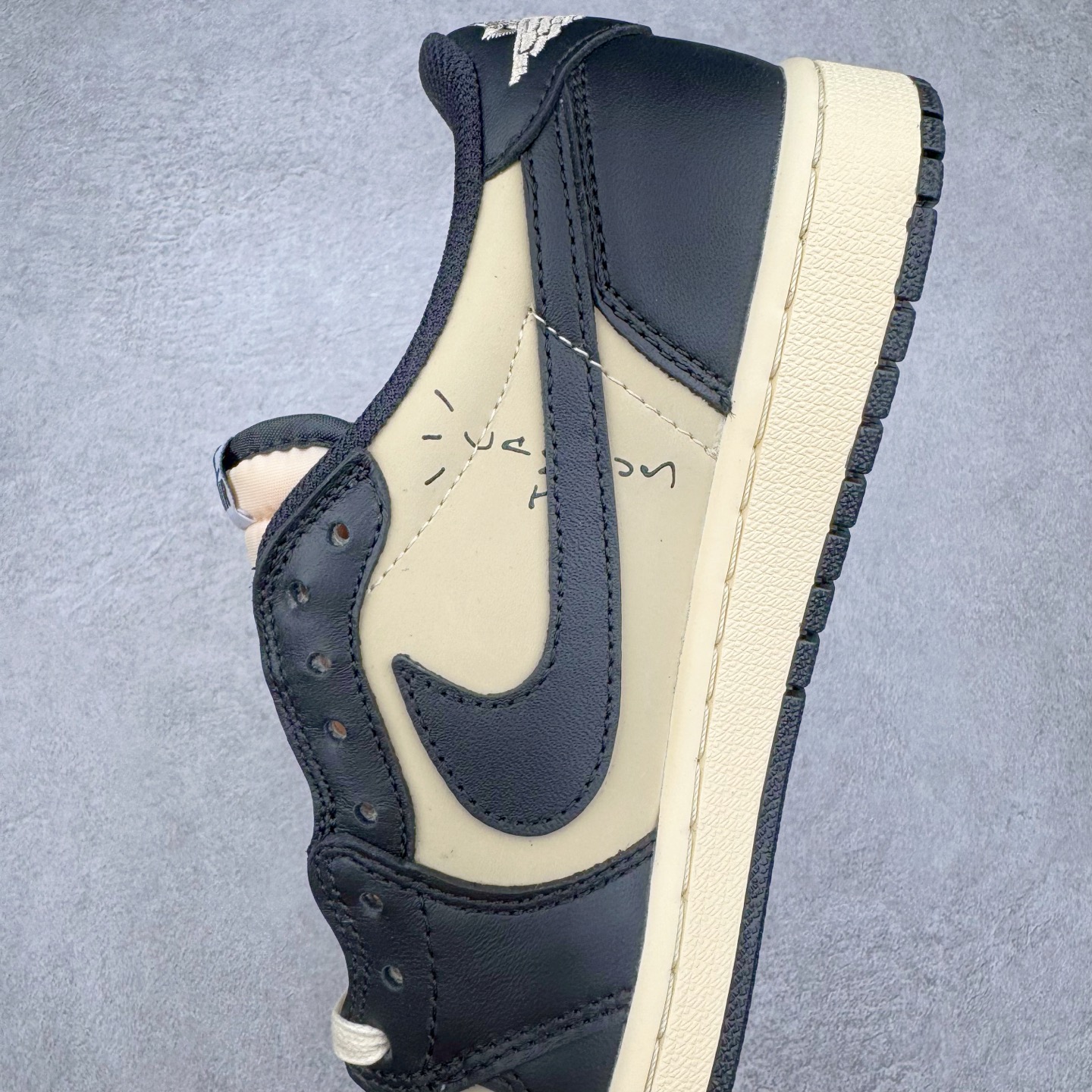图片[7]-＃KZ神版莞产 Travis Scott x Air Jordan AJ1 Low OG SP TS联名倒钩低帮 黑棕 DM7866-201 全系列配色 外贸特供批次 新配色不断更新开发 市场中端王者 全套原纸板楦头开发 确保原汁原味 完美呈现一代版型 一比一鞋头弧度高度鞋身弧度 此版本只针对中端市场 细节品控鞋型随意秒杀市面同价位 鞋型完美 不臃肿别扭 头层皮料加持 用料绝不含糊 进口玻璃冲刀皮料裁剪零毛边 电脑针车工艺 超高鞋面清洁度 最高QC检验标准 控制溢胶瑕疵 原盒原配 飞翼3D高频深度立体 工艺方面大到整体鞋型 漏斗收腰 底线拉帮 LOGO立体程度 小到针眼排布 载片对称 冲孔效果 鞋标规范 鞋垫背胶等等 无一不是口碑收割 每双都是一个回头客 尺码：36 36.5 37.5 38 38.5 39 40 40.5 41 42 42.5 43 44 44.5 45 46 47.5-选品中心