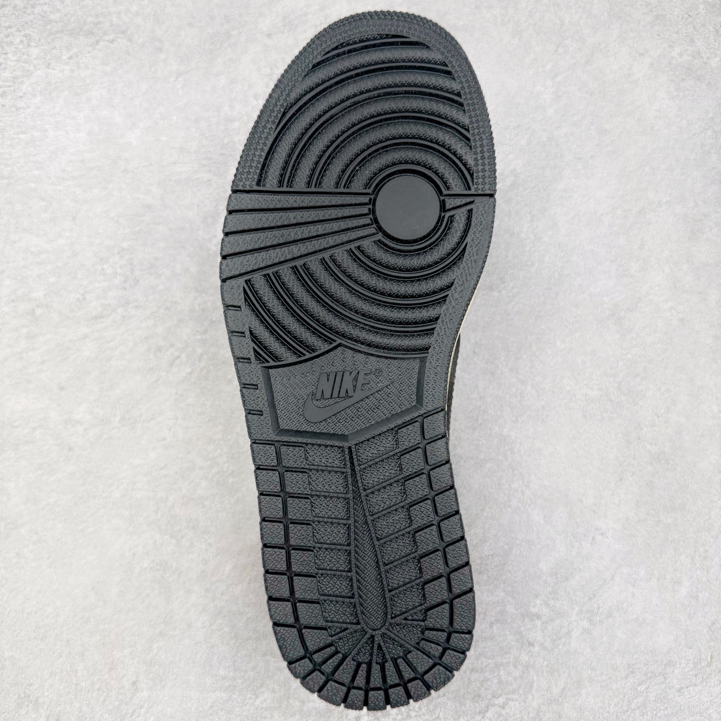 图片[9]-＃KZ神版莞产 Travis Scott x Air Jordan AJ1 Low OG SP TS联名倒钩低帮 黑棕 DM7866-201 全系列配色 外贸特供批次 新配色不断更新开发 市场中端王者 全套原纸板楦头开发 确保原汁原味 完美呈现一代版型 一比一鞋头弧度高度鞋身弧度 此版本只针对中端市场 细节品控鞋型随意秒杀市面同价位 鞋型完美 不臃肿别扭 头层皮料加持 用料绝不含糊 进口玻璃冲刀皮料裁剪零毛边 电脑针车工艺 超高鞋面清洁度 最高QC检验标准 控制溢胶瑕疵 原盒原配 飞翼3D高频深度立体 工艺方面大到整体鞋型 漏斗收腰 底线拉帮 LOGO立体程度 小到针眼排布 载片对称 冲孔效果 鞋标规范 鞋垫背胶等等 无一不是口碑收割 每双都是一个回头客 尺码：36 36.5 37.5 38 38.5 39 40 40.5 41 42 42.5 43 44 44.5 45 46 47.5-选品中心