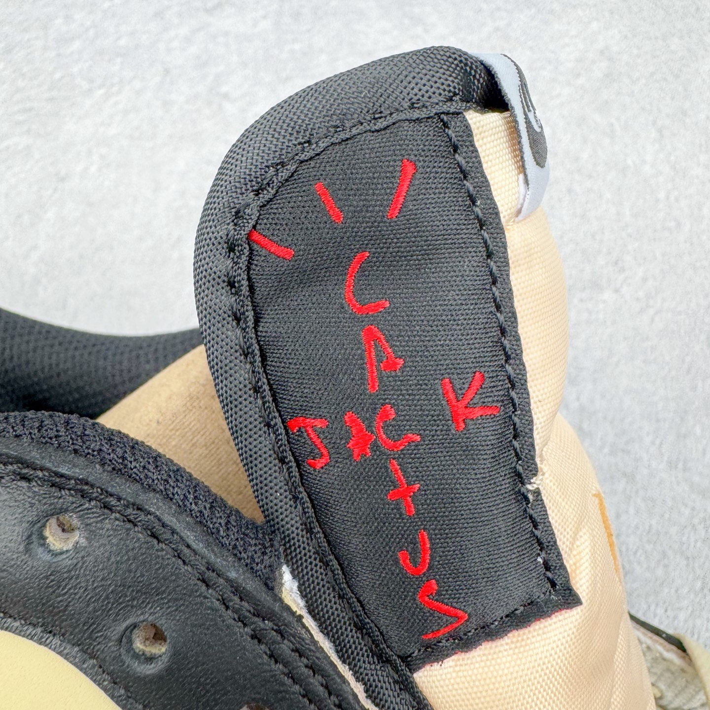 图片[15]-＃KZ神版莞产 Travis Scott x Air Jordan AJ1 Low OG SP TS联名倒钩低帮 黑棕 DM7866-201 全系列配色 外贸特供批次 新配色不断更新开发 市场中端王者 全套原纸板楦头开发 确保原汁原味 完美呈现一代版型 一比一鞋头弧度高度鞋身弧度 此版本只针对中端市场 细节品控鞋型随意秒杀市面同价位 鞋型完美 不臃肿别扭 头层皮料加持 用料绝不含糊 进口玻璃冲刀皮料裁剪零毛边 电脑针车工艺 超高鞋面清洁度 最高QC检验标准 控制溢胶瑕疵 原盒原配 飞翼3D高频深度立体 工艺方面大到整体鞋型 漏斗收腰 底线拉帮 LOGO立体程度 小到针眼排布 载片对称 冲孔效果 鞋标规范 鞋垫背胶等等 无一不是口碑收割 每双都是一个回头客 尺码：36 36.5 37.5 38 38.5 39 40 40.5 41 42 42.5 43 44 44.5 45 46 47.5-选品中心