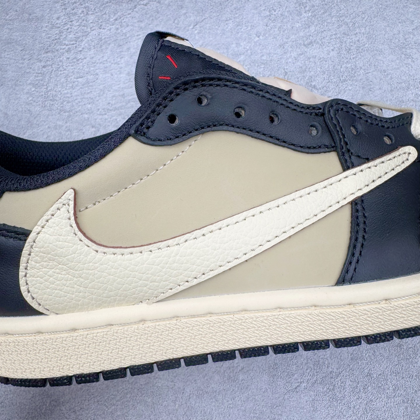 图片[18]-＃KZ神版莞产 Travis Scott x Air Jordan AJ1 Low OG SP TS联名倒钩低帮 黑棕 DM7866-201 全系列配色 外贸特供批次 新配色不断更新开发 市场中端王者 全套原纸板楦头开发 确保原汁原味 完美呈现一代版型 一比一鞋头弧度高度鞋身弧度 此版本只针对中端市场 细节品控鞋型随意秒杀市面同价位 鞋型完美 不臃肿别扭 头层皮料加持 用料绝不含糊 进口玻璃冲刀皮料裁剪零毛边 电脑针车工艺 超高鞋面清洁度 最高QC检验标准 控制溢胶瑕疵 原盒原配 飞翼3D高频深度立体 工艺方面大到整体鞋型 漏斗收腰 底线拉帮 LOGO立体程度 小到针眼排布 载片对称 冲孔效果 鞋标规范 鞋垫背胶等等 无一不是口碑收割 每双都是一个回头客 尺码：36 36.5 37.5 38 38.5 39 40 40.5 41 42 42.5 43 44 44.5 45 46 47.5-选品中心