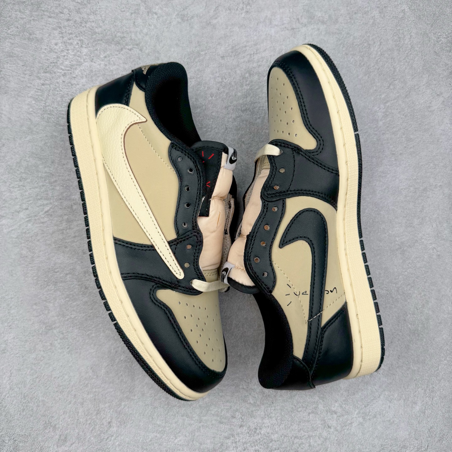 图片[3]-＃KZ神版莞产 Travis Scott x Air Jordan AJ1 Low OG SP TS联名倒钩低帮 黑棕 DM7866-201 全系列配色 外贸特供批次 新配色不断更新开发 市场中端王者 全套原纸板楦头开发 确保原汁原味 完美呈现一代版型 一比一鞋头弧度高度鞋身弧度 此版本只针对中端市场 细节品控鞋型随意秒杀市面同价位 鞋型完美 不臃肿别扭 头层皮料加持 用料绝不含糊 进口玻璃冲刀皮料裁剪零毛边 电脑针车工艺 超高鞋面清洁度 最高QC检验标准 控制溢胶瑕疵 原盒原配 飞翼3D高频深度立体 工艺方面大到整体鞋型 漏斗收腰 底线拉帮 LOGO立体程度 小到针眼排布 载片对称 冲孔效果 鞋标规范 鞋垫背胶等等 无一不是口碑收割 每双都是一个回头客 尺码：36 36.5 37.5 38 38.5 39 40 40.5 41 42 42.5 43 44 44.5 45 46 47.5-选品中心