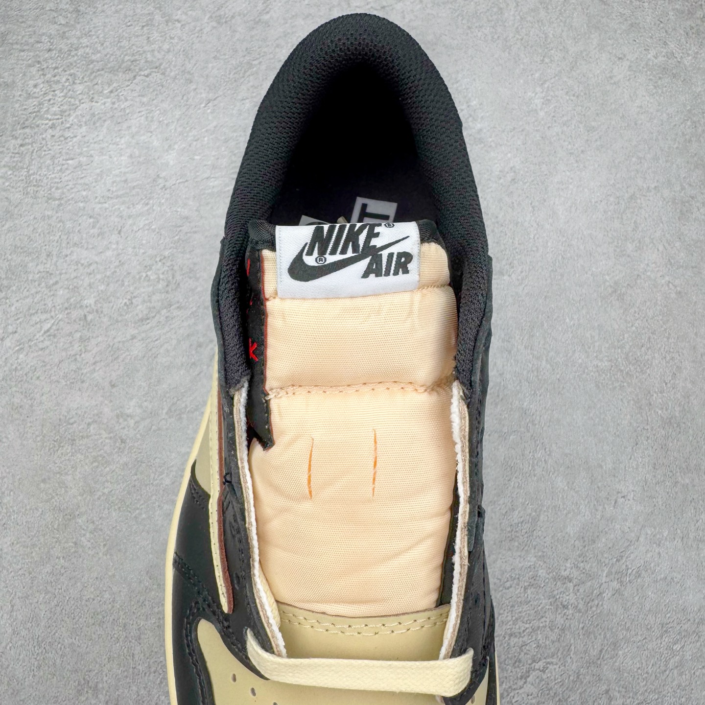 图片[5]-＃KZ神版莞产 Travis Scott x Air Jordan AJ1 Low OG SP TS联名倒钩低帮 黑棕 DM7866-201 全系列配色 外贸特供批次 新配色不断更新开发 市场中端王者 全套原纸板楦头开发 确保原汁原味 完美呈现一代版型 一比一鞋头弧度高度鞋身弧度 此版本只针对中端市场 细节品控鞋型随意秒杀市面同价位 鞋型完美 不臃肿别扭 头层皮料加持 用料绝不含糊 进口玻璃冲刀皮料裁剪零毛边 电脑针车工艺 超高鞋面清洁度 最高QC检验标准 控制溢胶瑕疵 原盒原配 飞翼3D高频深度立体 工艺方面大到整体鞋型 漏斗收腰 底线拉帮 LOGO立体程度 小到针眼排布 载片对称 冲孔效果 鞋标规范 鞋垫背胶等等 无一不是口碑收割 每双都是一个回头客 尺码：36 36.5 37.5 38 38.5 39 40 40.5 41 42 42.5 43 44 44.5 45 46 47.5-选品中心