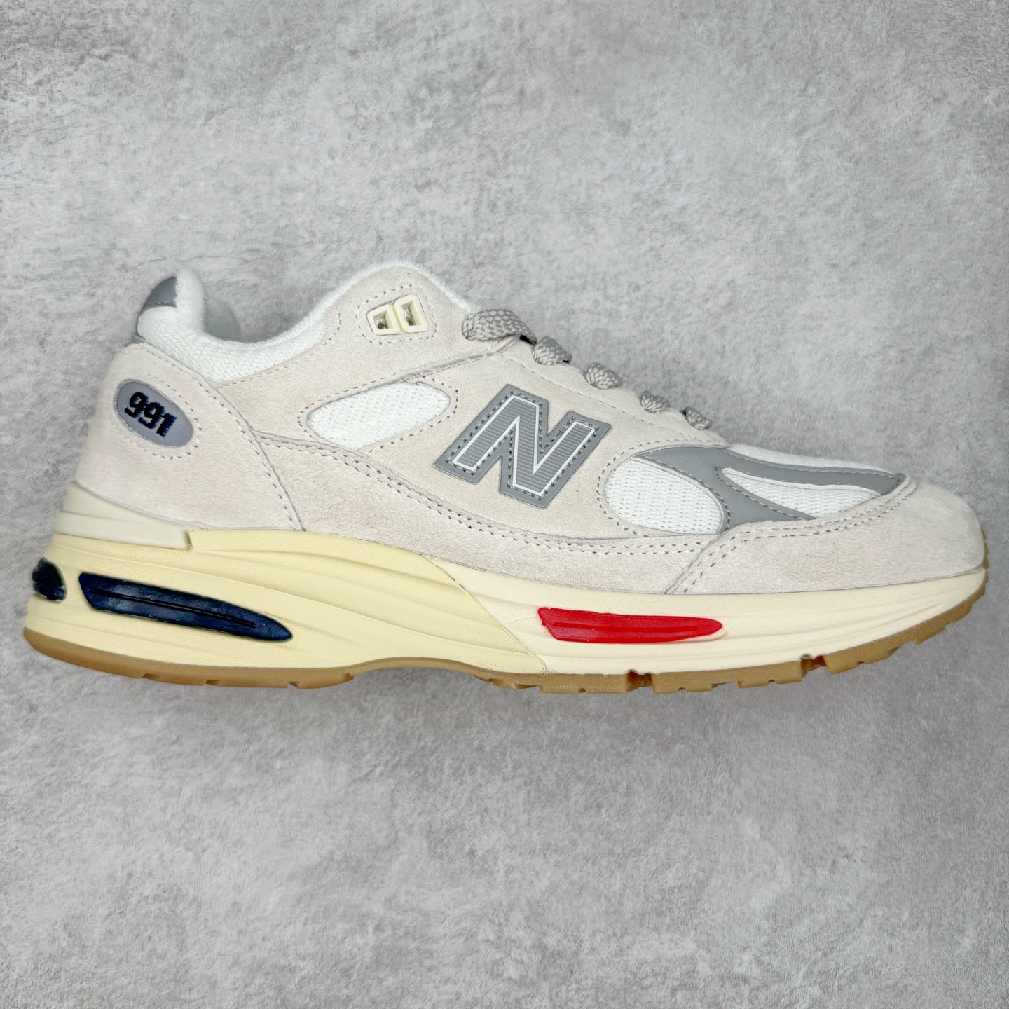 ＃DT纯原 New Balance 新百伦NB991总统复古慢跑鞋 鞋身以网眼鞋面结合同色系优质麂皮革构成，鞋舌处点缀 New Balance Made In USA 同色系刺绣标识，彰显鞋款身份。鞋侧点缀银色 \\\”991\\\” 字样，丰富鞋身设计的同时，构建时尚外观。鞋款搭载 ABZORB 缓震系统，通过缓冲和抗压性的结合来吸收冲击力，舒适功能升级。同时搭配泛黄做旧中底，打造丰富层次感，缔造出色复古韵味。尺码：36 37 37.5 38 38.5 39 40 40.5 41.5 42 42.5 43 44 44.5 45-选品中心