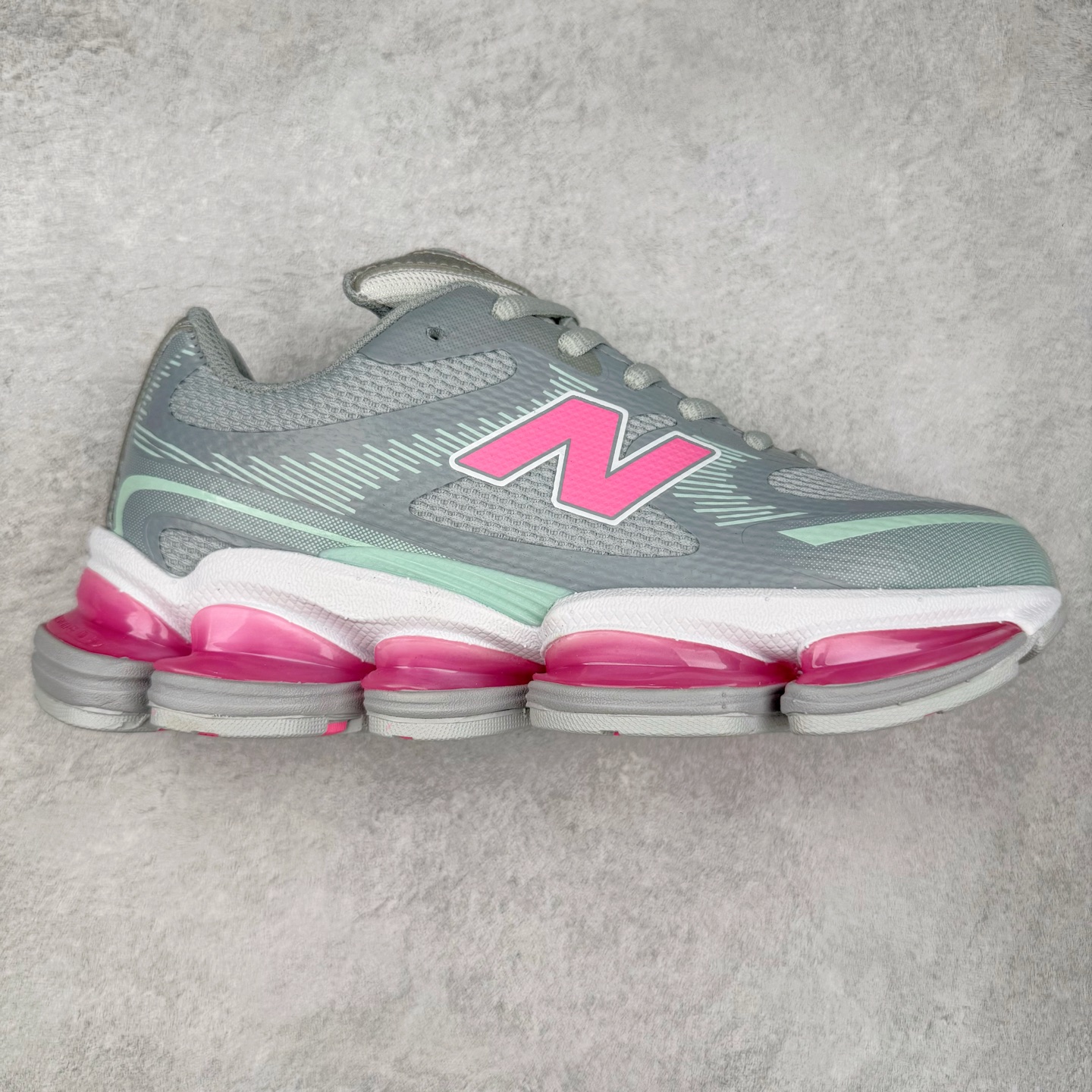New Balance NB2000 舒适百搭防滑耐磨低帮 休闲跑步鞋 New Balance 在近两年的球鞋市场屡出奇招，在经典鞋型保持进一步增长的同时，推出的每一款新鞋型也都有傲人的战绩。在 327、9060 等鞋型获得成功之后，今天 New Balance 家族又迎来了新鲜血液的注入。这双 New Balance 2000 依然是融合了新旧元素的跑鞋造型，命名为 2000，或许是它的设计理念有着 Y2K 的血统。最大的亮点，在于这双鞋的中底。外侧以五个 ABZORB 单元，带来极具辨识度和冲击力的视觉效果，让这双鞋在外观和脚感方面都颇具吸引力。尺码：36 37 37.5 38 38.5 39 40 40.5 41 42 42.5 43 44 45 46-选品中心