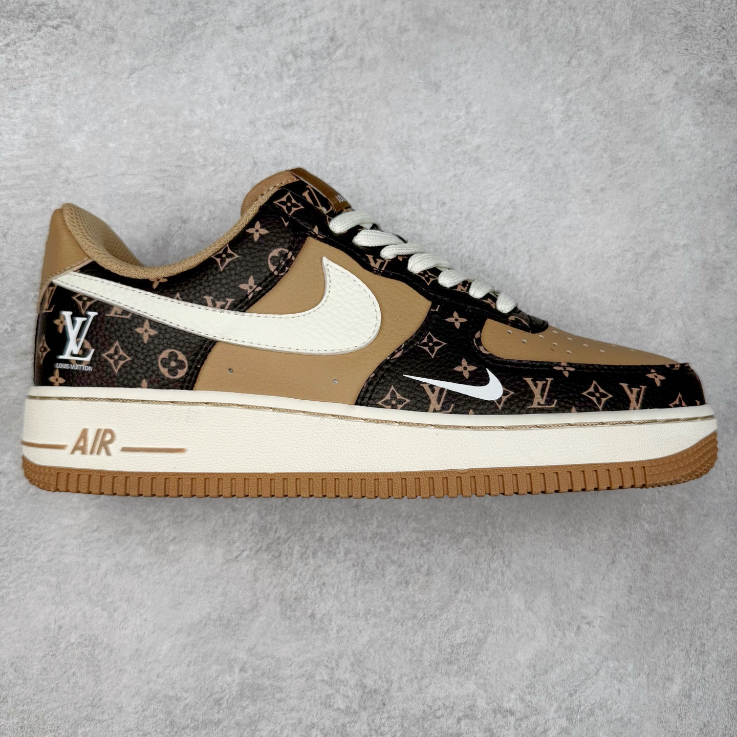 NK Air Force 1´07 Low 空军一号低帮百搭休闲运动板鞋 LW9279-009 柔软、弹性十足的缓震性能和出色的中底设计 横跨复古与现代的外型结合 造就出风靡全球 三十多年的Force 1 直到今天还深受青睐 实拍调校N版已经零色差零失真 百分百还原实物色彩所见即所得 不存在货不对板色差等低级问题 选购参考实物拍摄 不混卖不参货 只用心做好货严格选品 承诺混一赔十 尺码：36 36.5 37.5 38 38.5 39 40 40.5 41 42 42.5 43 44 44.5 45-选品中心