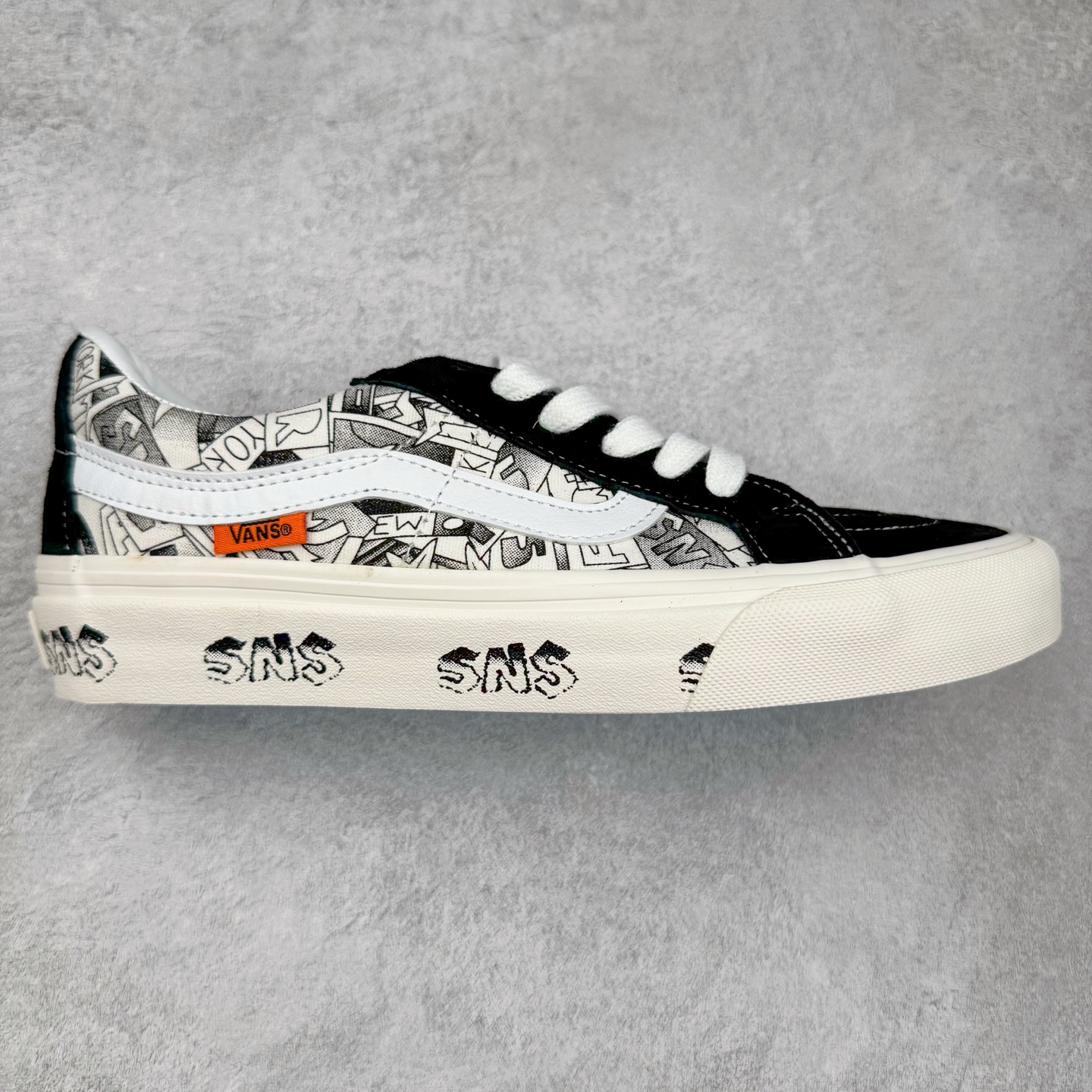 Vans Sk8-Low x SNS黑白涂鸦 以当地 Venice 沙滩为主题，设计上致敬1980和1990年代滑板者和冲浪者爱好者的穿着。鞋面整体以黑白为主色，搭配了黑色涂鸦图案，彰显联名身份。 尺码：35 36 36.5 37 38 38.5 39 40 40.5 41 42 42.5 43 44-选品中心