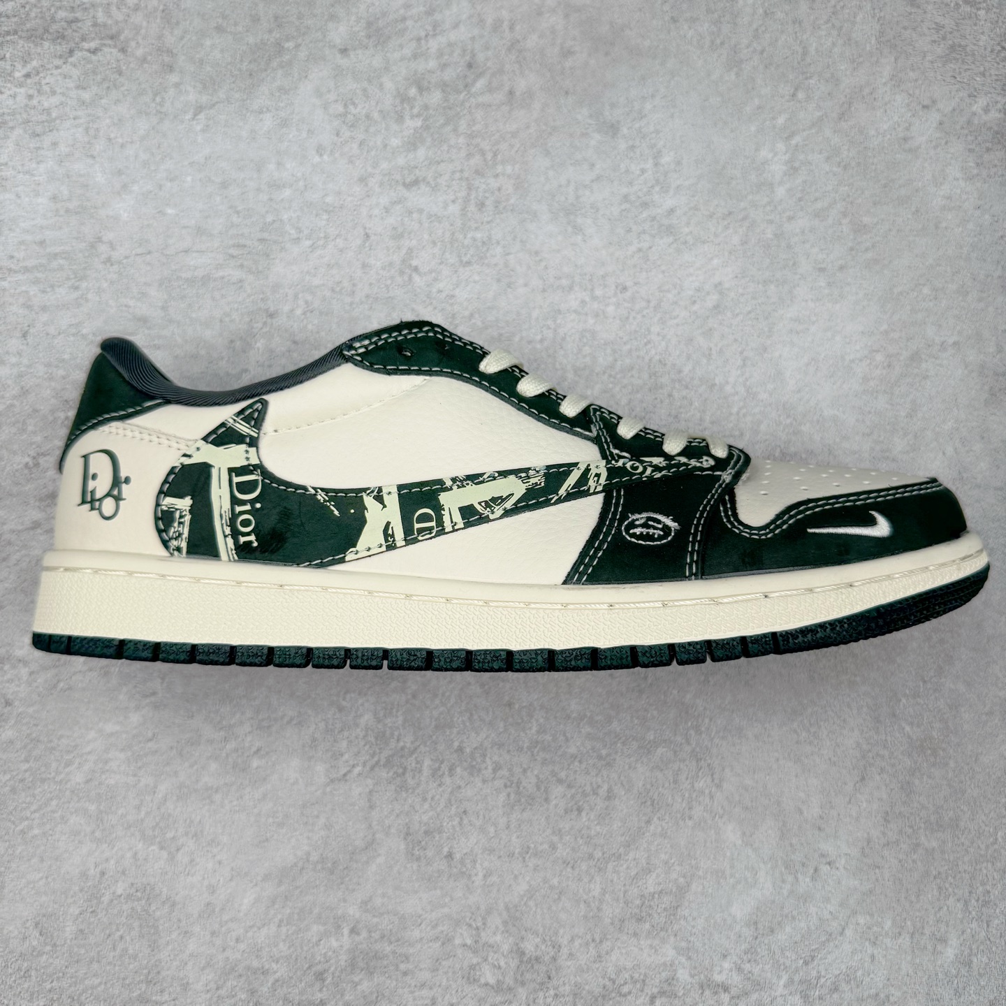 TS x Air Jordan AJ1 Low 倒钩低帮联名定制配色 LD2025-032 原厂内置气垫魔块 A模大底 头层小牛皮 鞋舌AJ原厂专用牛津布+AJ专用反口珍珠布+原厂无杂质高弹内里海棉+特殊封边弹力鞋带 实拍调校N版已经零色差零失真 百分百还原实物色彩所见即所得 不存在货不对板色差等低级问题 选购参考实物拍摄 不混卖不参货 只用心做好货严格选品 承诺混一赔十 尺码：36 36.5 37.5 38 38.5 39 40 40.5 41 42 42.5 43 44 44.5 45-选品中心