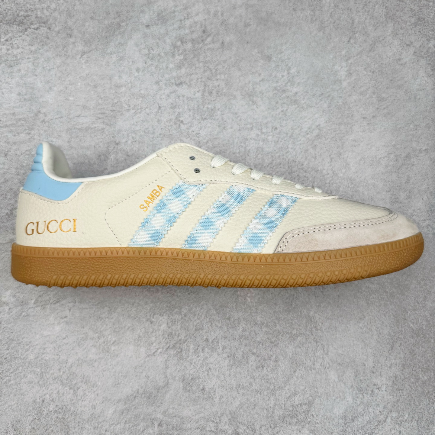 ＃C2 AD Original Samba OG 复古经典轻便板鞋 定制配色 XR0010 这款桑巴鞋展示了高质量的工艺 带有装饰的超锁缝制和无缝的手感 柔软、柔软的皮革造型和标志性的3条纹完成了精致的外观 正规合身鞋带 鞋面上有绒面鞋垫 橡胶鞋底 享受正畸套筒软感 自50年代首次亮相以来就一直在赢得粉丝的青睐 尺码：36 36.5 37.5 38 38.5 39 40 40.5 41 42 42.5 43 44 44.5 45-选品中心