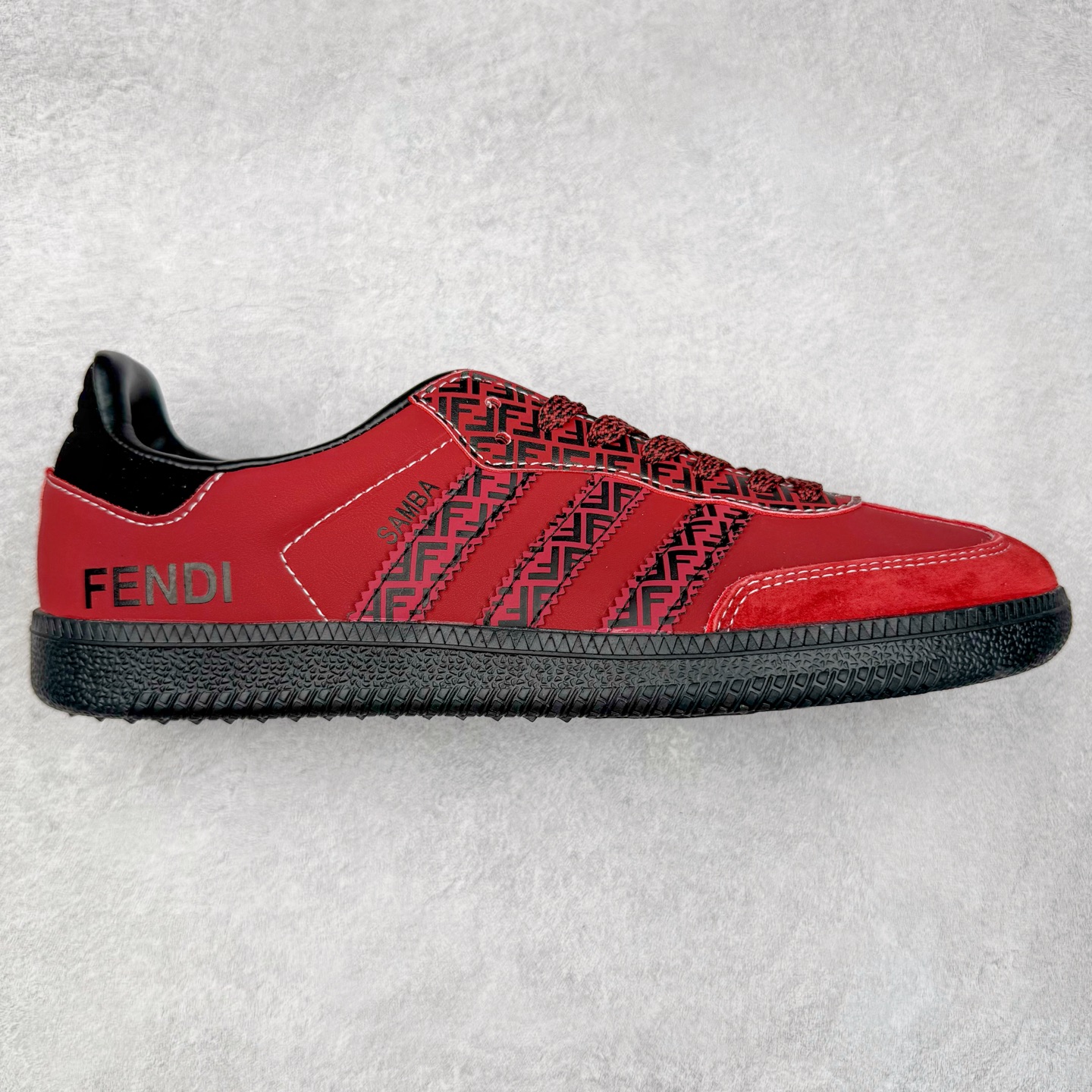 ＃C2 AD Original Samba OG 复古经典轻便板鞋 定制配色 XR0007 这款桑巴鞋展示了高质量的工艺 带有装饰的超锁缝制和无缝的手感 柔软、柔软的皮革造型和标志性的3条纹完成了精致的外观 正规合身鞋带 鞋面上有绒面鞋垫 橡胶鞋底 享受正畸套筒软感 自50年代首次亮相以来就一直在赢得粉丝的青睐 尺码：36 36.5 37.5 38 38.5 39 40 40.5 41 42 42.5 43 44 44.5 45-选品中心