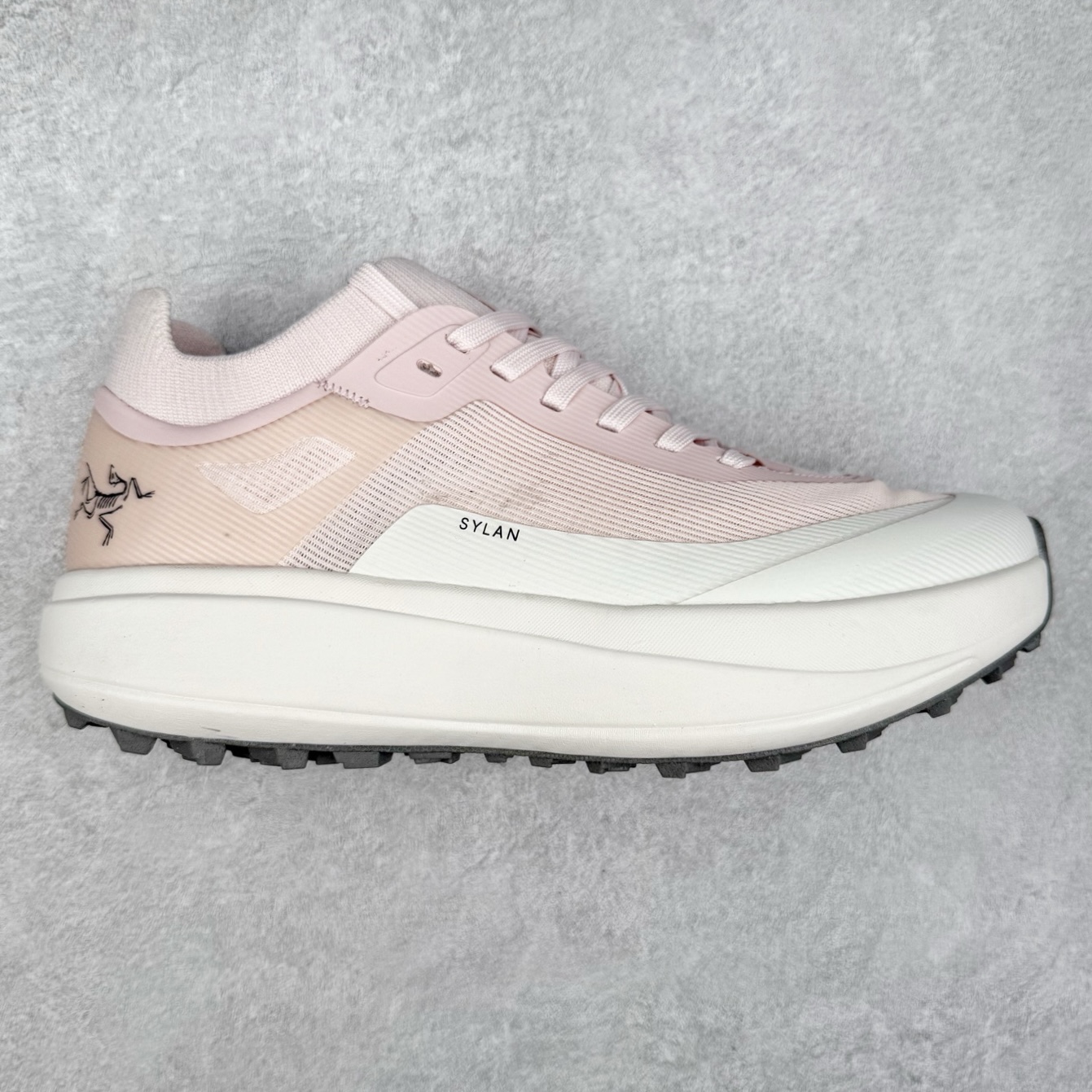 ＃HP Arcteryx SYLAN 始祖鸟户外防水透气低帮徒步登山鞋 Arcteryx中文名始祖鸟 加拿大户外服饰品牌 1989年创立于加拿大温哥华 始祖鸟来自加拿大海岸山脉 植根高山的专业户外品牌 始终秉承对精湛设计和工艺孜孜以求的准则 从1989年创立至今 Arcteryx始终不断在产品设计与做工上不惜工本 以满足始祖鸟的标准 品质、设计以及精简的理念造就了其良好的性能 并能满足严苛环境下的使用需求 尺码：39 40 41 42 43 44 45-选品中心