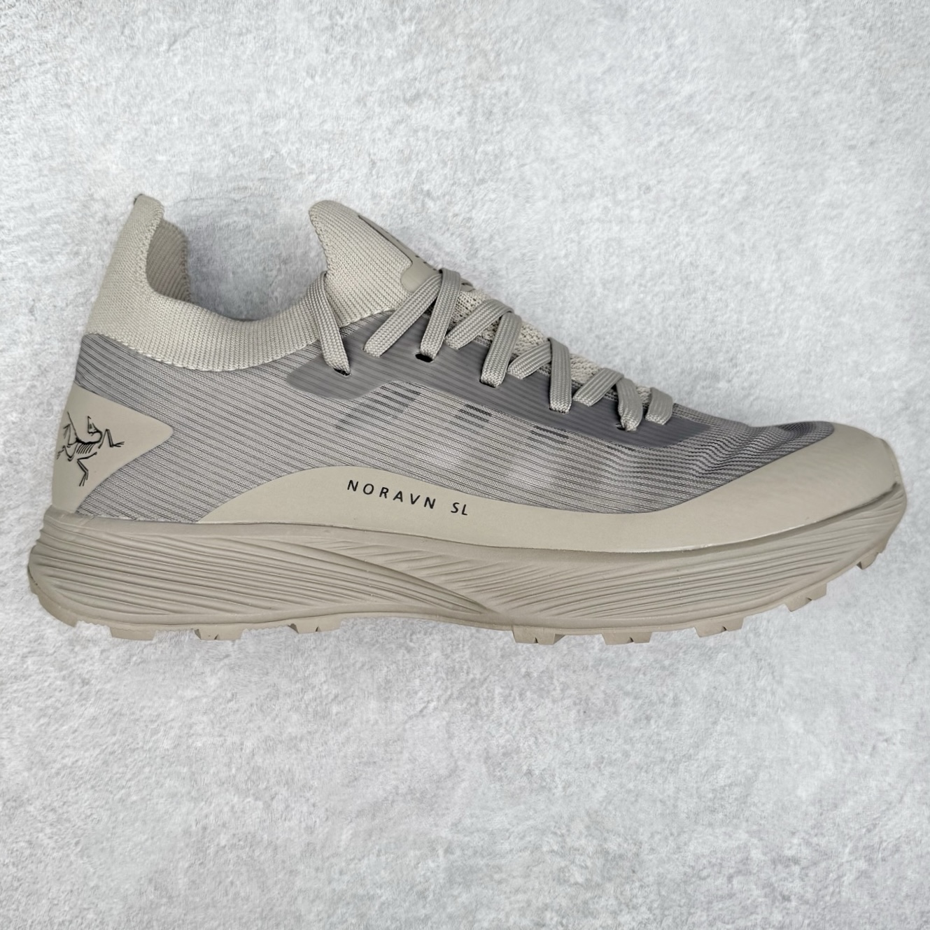 ＃HP Arcteryx Norvan SL 3 始祖鸟时尚舒适防滑透气轻便低帮跑步鞋 Arcteryx中文名始祖鸟 加拿大户外服饰品牌 1989年创立于加拿大温哥华 始祖鸟来自加拿大海岸山脉 植根高山的专业户外品牌 始终秉承对精湛设计和工艺孜孜以求的准则 从1989年创立至今 Arcteryx始终不断在产品设计与做工上不惜工本 以满足始祖鸟的标准 品质、设计以及精简的理念造就了其良好的性能 并能满足严苛环境下的使用需求 尺码：40 41 42 43 44 45-选品中心