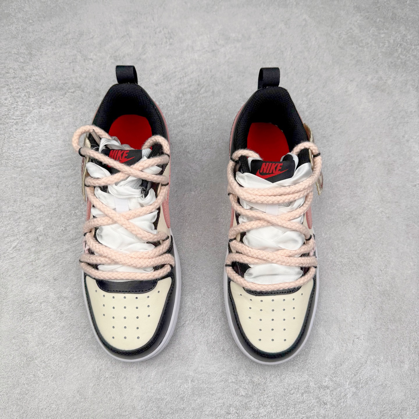 图片[2]-＃福利特价 NK Court Borough Low CB2 低帮百搭透气休闲运动板鞋 绑带解构风定制配色 原数据独家私模大底 经典耐用的设计 兼顾舒适脚感和出众风范 演绎匠心之作 结构性的支撑贴合感结合复古篮球设计 塑就场外全明星风范 尺码：36 36.5 37.5 38 38.5 39 40 40.5 41 42 42.5 43 44 44.5 45 46-选品中心