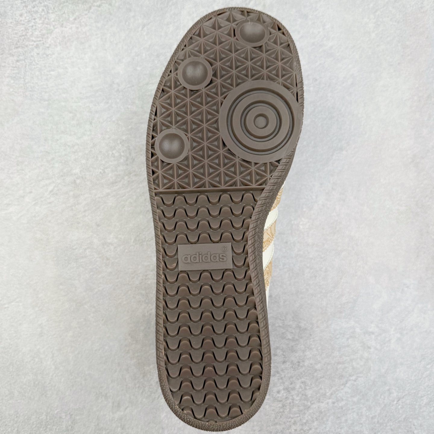 图片[9]-＃C2 AD Original Samba OG 复古经典轻便板鞋 定制配色 XR0007 这款桑巴鞋展示了高质量的工艺 带有装饰的超锁缝制和无缝的手感 柔软、柔软的皮革造型和标志性的3条纹完成了精致的外观 正规合身鞋带 鞋面上有绒面鞋垫 橡胶鞋底 享受正畸套筒软感 自50年代首次亮相以来就一直在赢得粉丝的青睐 尺码：36 36.5 37.5 38 38.5 39 40 40.5 41 42 42.5 43 44 44.5 45-选品中心