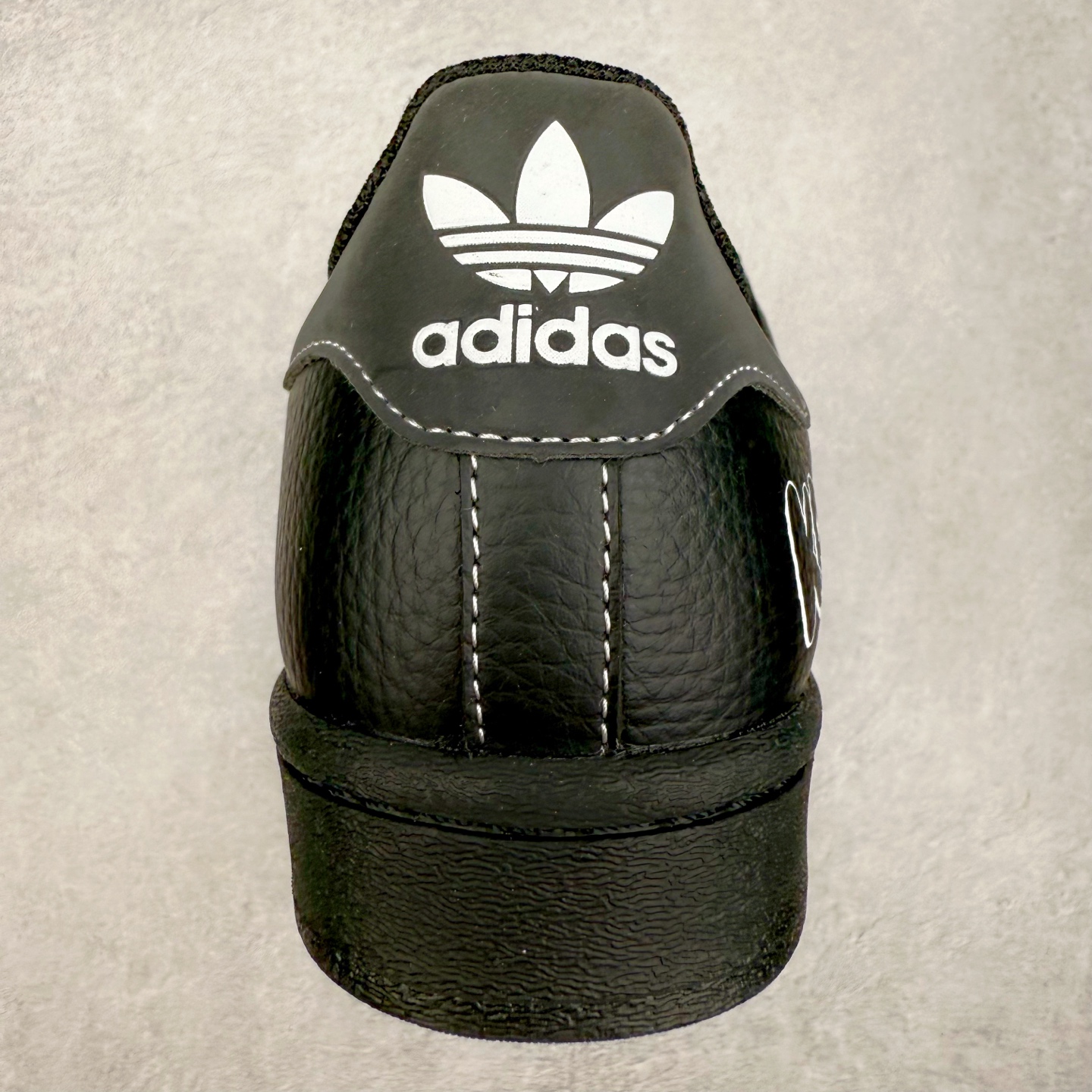 图片[8]-＃C2 AD Originals Superstar 经典复古贝壳头板鞋 SD6811 诞生于1969年 是第一双将全皮面鞋 身与橡胶鞋头结合在一起的低帮篮球鞋 Superstar最开始 是作为高帮篮球鞋Pro Model的低帮版本而出现的 但因为其独特和醒目的橡胶鞋头造型而让大家熟知 被大家形象地称为\\\”shelltoe\\\”贝壳头 在70年代的美国职业篮球场上 接近3/4的NBA球员都将这双Superstar作为场上用鞋 80年代之后 经过不断的改良和发展 Superstar逐渐成为横跨时装、音乐、街头文化、休闲和运动等各大领域的时尚潮鞋 尺码：36 36.5 37 38 38.5 39 40 40.5 41 42 42.5 43 44 44.5 45-选品中心