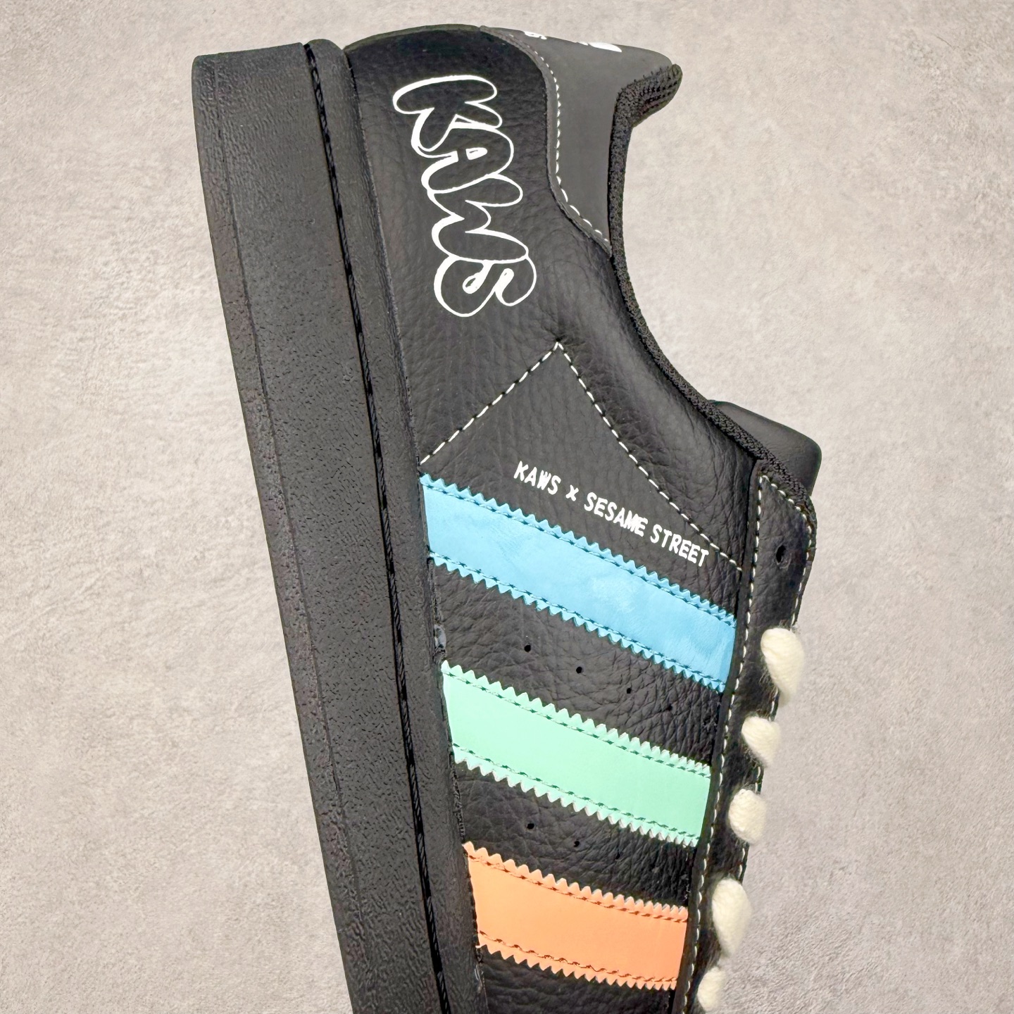 图片[6]-＃C2 AD Originals Superstar 经典复古贝壳头板鞋 SD6811 诞生于1969年 是第一双将全皮面鞋 身与橡胶鞋头结合在一起的低帮篮球鞋 Superstar最开始 是作为高帮篮球鞋Pro Model的低帮版本而出现的 但因为其独特和醒目的橡胶鞋头造型而让大家熟知 被大家形象地称为\\\”shelltoe\\\”贝壳头 在70年代的美国职业篮球场上 接近3/4的NBA球员都将这双Superstar作为场上用鞋 80年代之后 经过不断的改良和发展 Superstar逐渐成为横跨时装、音乐、街头文化、休闲和运动等各大领域的时尚潮鞋 尺码：36 36.5 37 38 38.5 39 40 40.5 41 42 42.5 43 44 44.5 45-选品中心