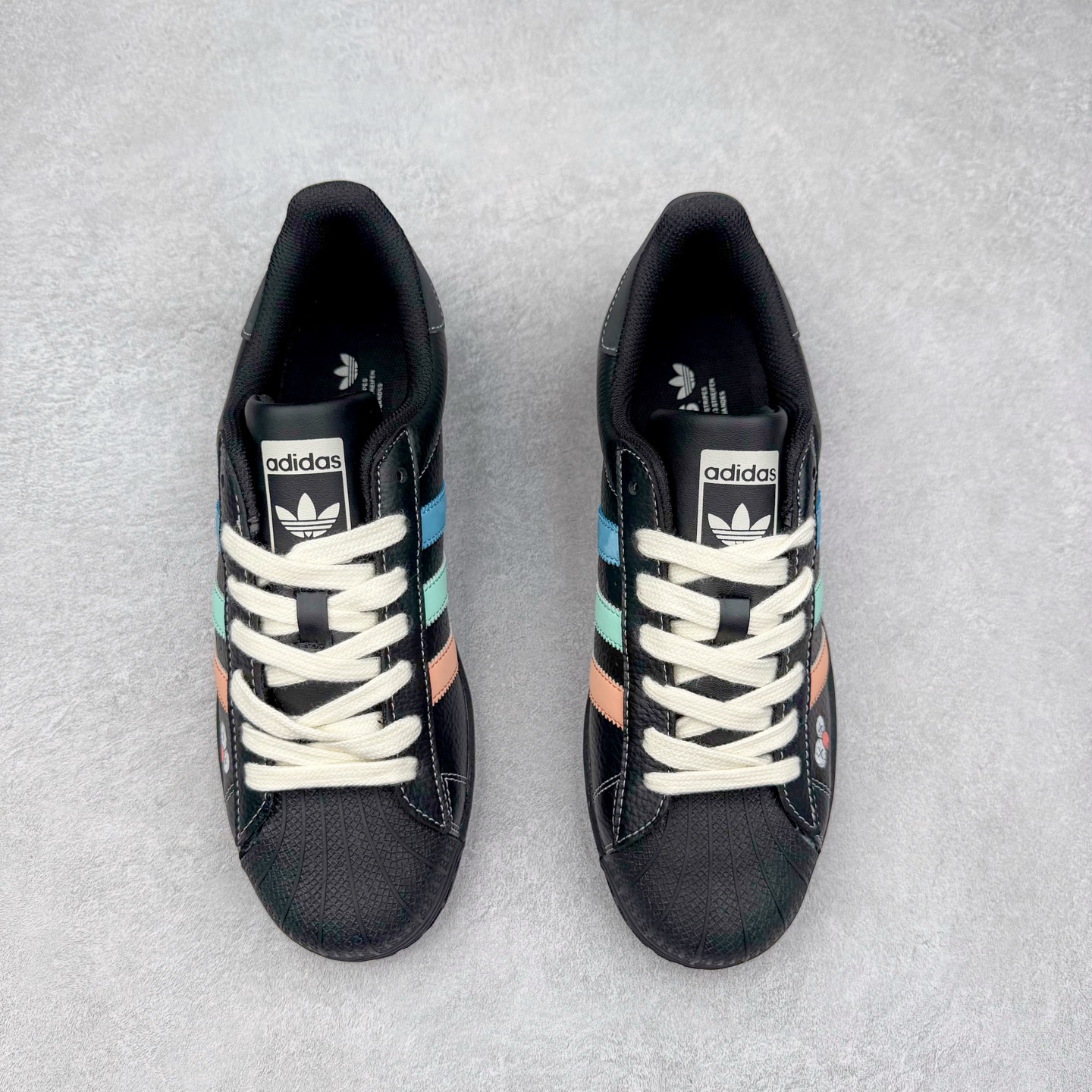 图片[2]-＃C2 AD Originals Superstar 经典复古贝壳头板鞋 SD6811 诞生于1969年 是第一双将全皮面鞋 身与橡胶鞋头结合在一起的低帮篮球鞋 Superstar最开始 是作为高帮篮球鞋Pro Model的低帮版本而出现的 但因为其独特和醒目的橡胶鞋头造型而让大家熟知 被大家形象地称为\\\”shelltoe\\\”贝壳头 在70年代的美国职业篮球场上 接近3/4的NBA球员都将这双Superstar作为场上用鞋 80年代之后 经过不断的改良和发展 Superstar逐渐成为横跨时装、音乐、街头文化、休闲和运动等各大领域的时尚潮鞋 尺码：36 36.5 37 38 38.5 39 40 40.5 41 42 42.5 43 44 44.5 45-选品中心