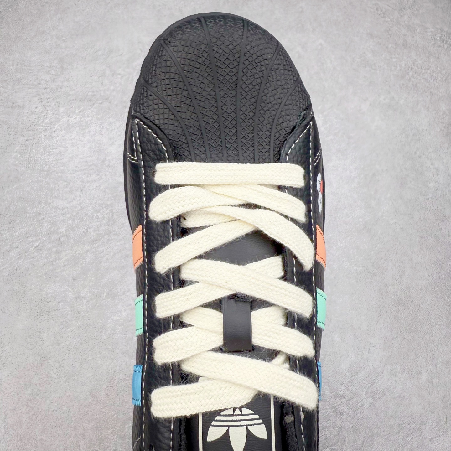 图片[4]-＃C2 AD Originals Superstar 经典复古贝壳头板鞋 SD6811 诞生于1969年 是第一双将全皮面鞋 身与橡胶鞋头结合在一起的低帮篮球鞋 Superstar最开始 是作为高帮篮球鞋Pro Model的低帮版本而出现的 但因为其独特和醒目的橡胶鞋头造型而让大家熟知 被大家形象地称为\\\”shelltoe\\\”贝壳头 在70年代的美国职业篮球场上 接近3/4的NBA球员都将这双Superstar作为场上用鞋 80年代之后 经过不断的改良和发展 Superstar逐渐成为横跨时装、音乐、街头文化、休闲和运动等各大领域的时尚潮鞋 尺码：36 36.5 37 38 38.5 39 40 40.5 41 42 42.5 43 44 44.5 45-选品中心