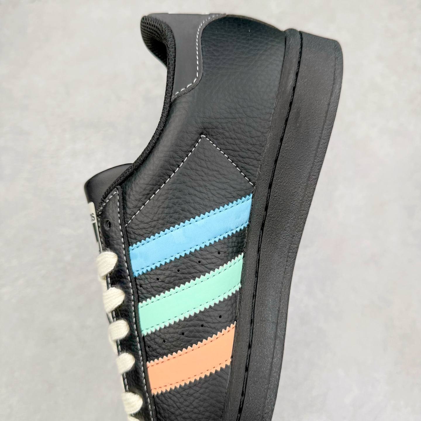 图片[7]-＃C2 AD Originals Superstar 经典复古贝壳头板鞋 SD6811 诞生于1969年 是第一双将全皮面鞋 身与橡胶鞋头结合在一起的低帮篮球鞋 Superstar最开始 是作为高帮篮球鞋Pro Model的低帮版本而出现的 但因为其独特和醒目的橡胶鞋头造型而让大家熟知 被大家形象地称为\\\”shelltoe\\\”贝壳头 在70年代的美国职业篮球场上 接近3/4的NBA球员都将这双Superstar作为场上用鞋 80年代之后 经过不断的改良和发展 Superstar逐渐成为横跨时装、音乐、街头文化、休闲和运动等各大领域的时尚潮鞋 尺码：36 36.5 37 38 38.5 39 40 40.5 41 42 42.5 43 44 44.5 45-选品中心